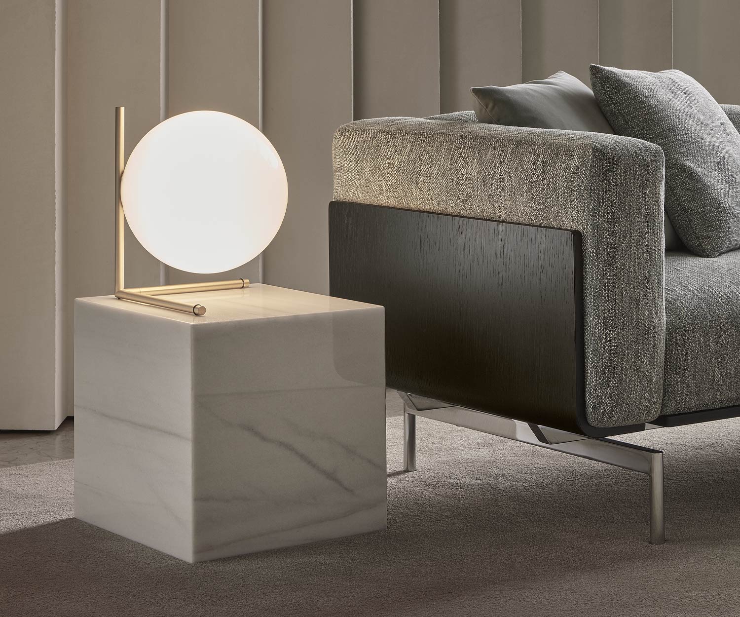 Exclusief Marelli Bijzettafel Thor naast bank Carrara marmer wit Exclusief Marelli Bijzettafel Thor naast bank Carrara marmer wit