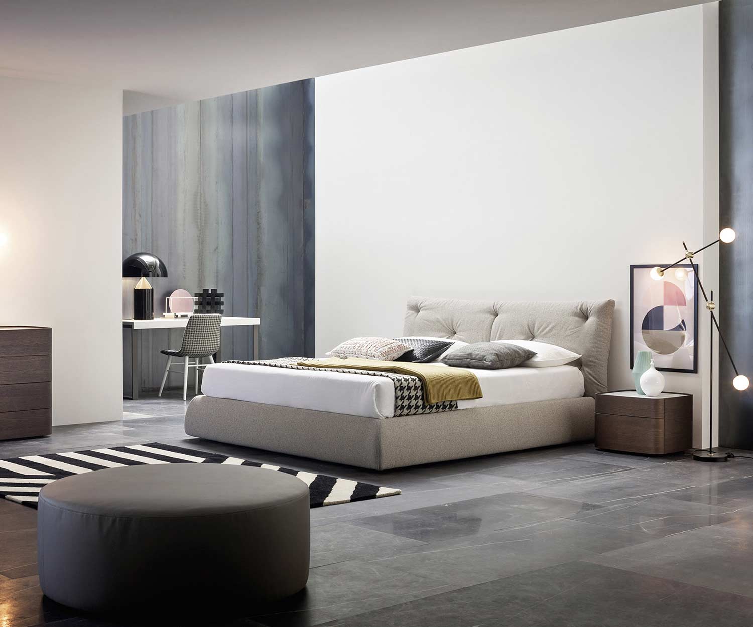 Novamobili Modo gestoffeerd bed in een kamer met een emotionele sfeer