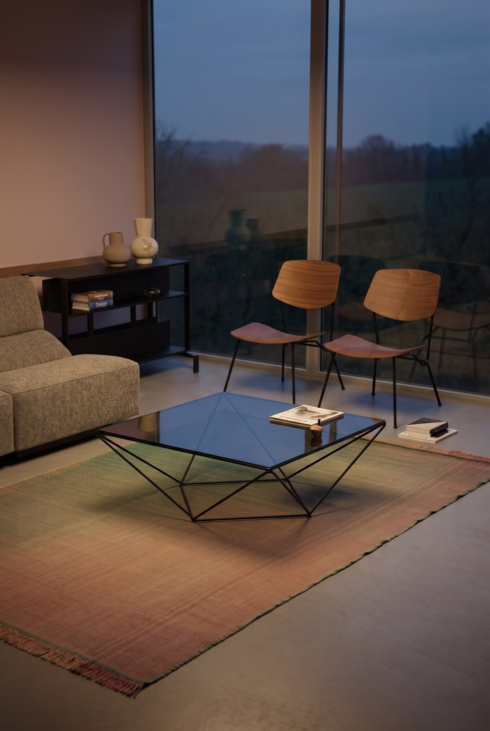 Salon moderne avec une table basse à plateau épais qui semble flotter au-dessus du tapis grâce à un socle laqué noir profond et fortement en retrait.