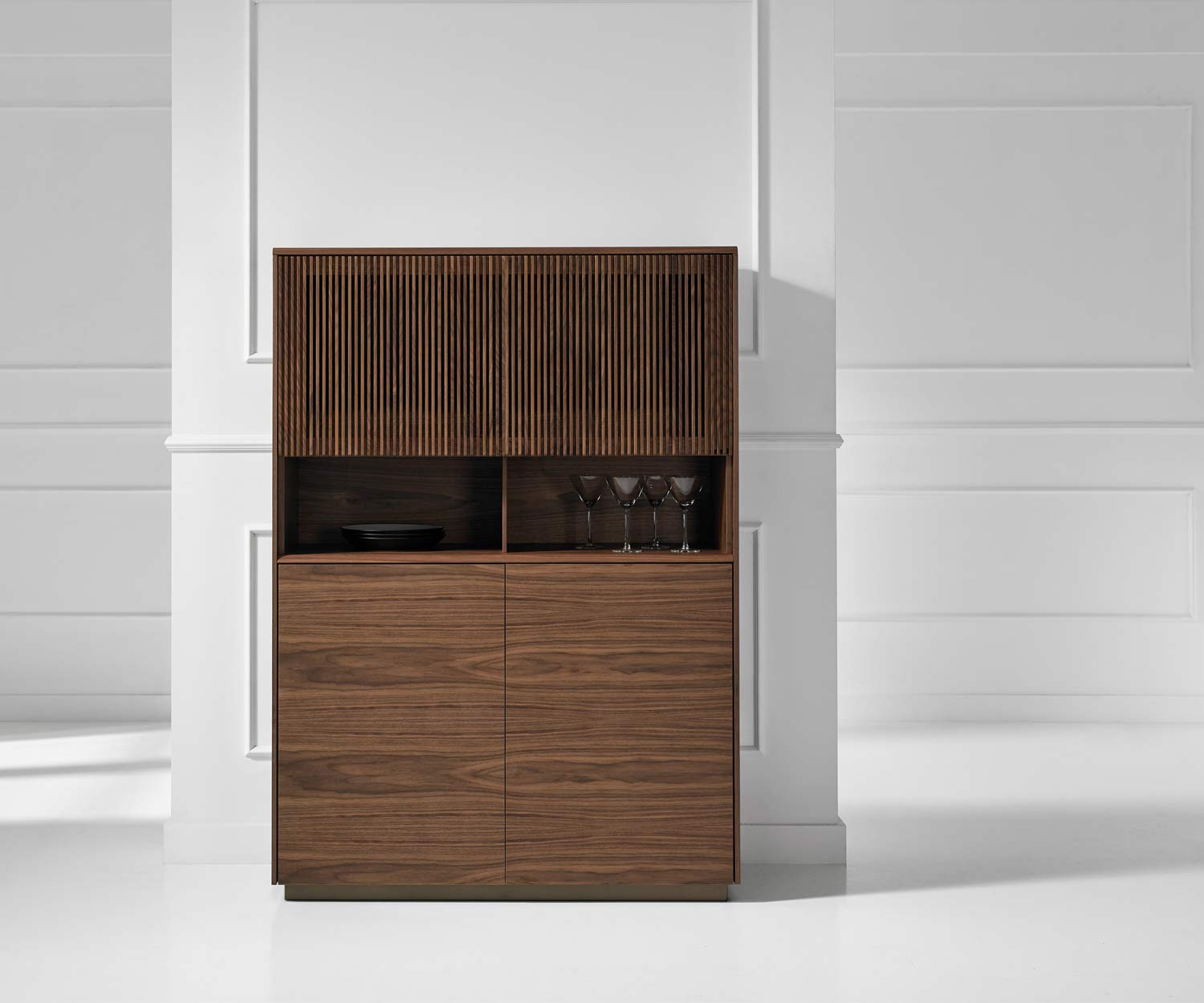 Elegant design highboard Punt Malmö met louvredeuren in walnootfineer Elegant design highboard Punt Malmö met louvredeuren in walnootfineer