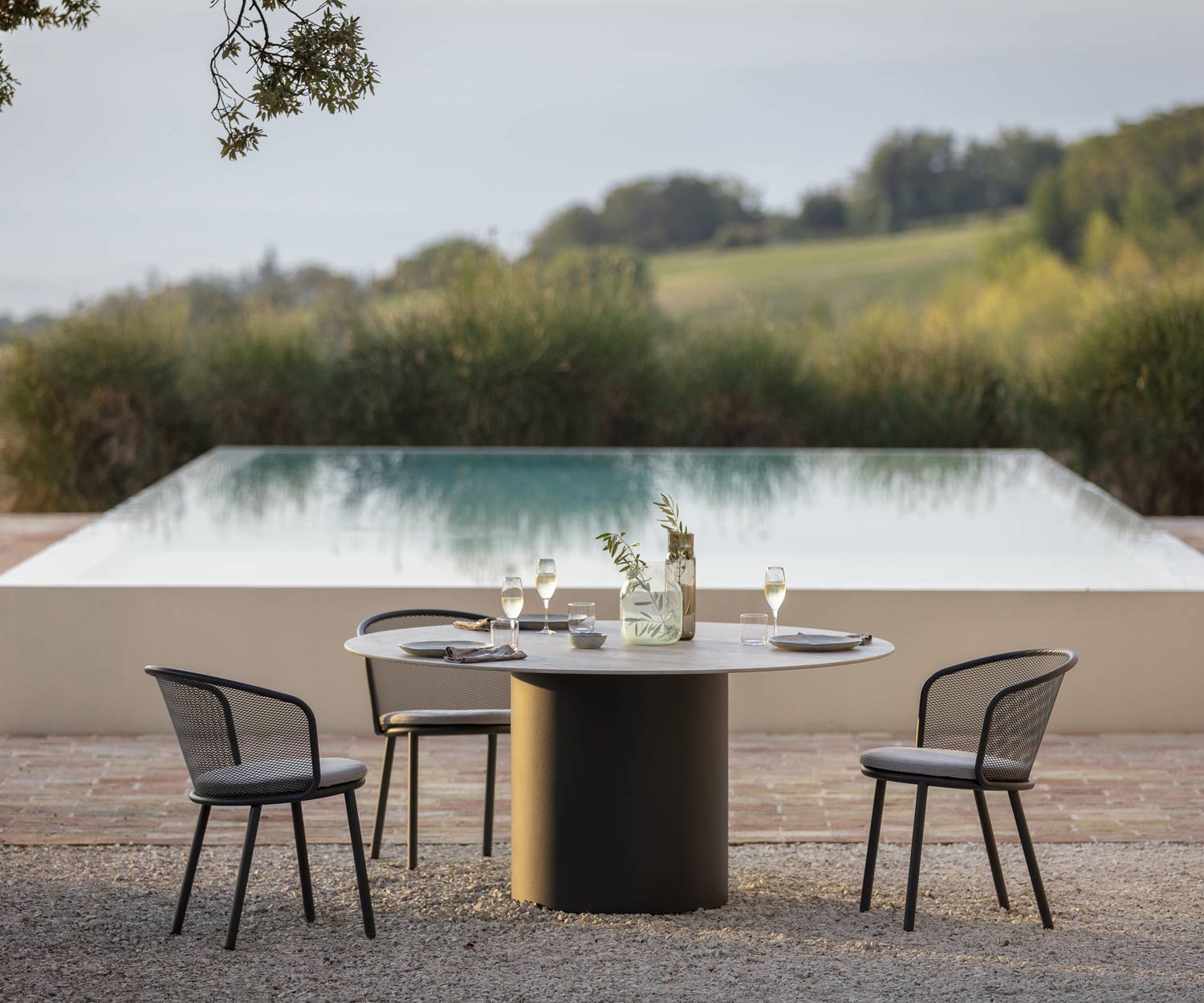 Todus Baza stoel voor in de tuin met bijzettafel bij het zwembad Todus Baza stoel voor in de tuin met bijzettafel bij het zwembad
