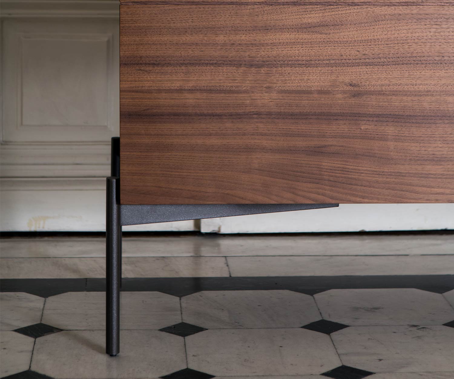 Hoogwaardig design dressoir van al2 Detail metalen onderstel met lijstwerk in massief notenhout Hoogwaardig design dressoir van al2 Detail metalen onderstel met lijstwerk in massief notenhout