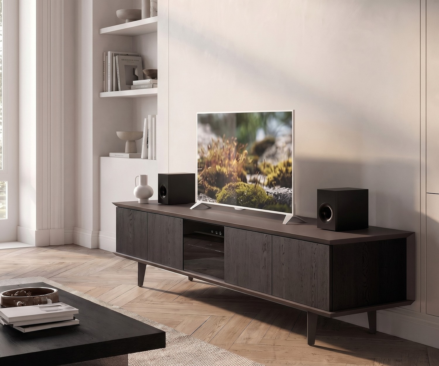 Ozzio Brera TV lowboard dressoir van donker eikenhout in een moderne woonkamer met visgraat parketvloer.