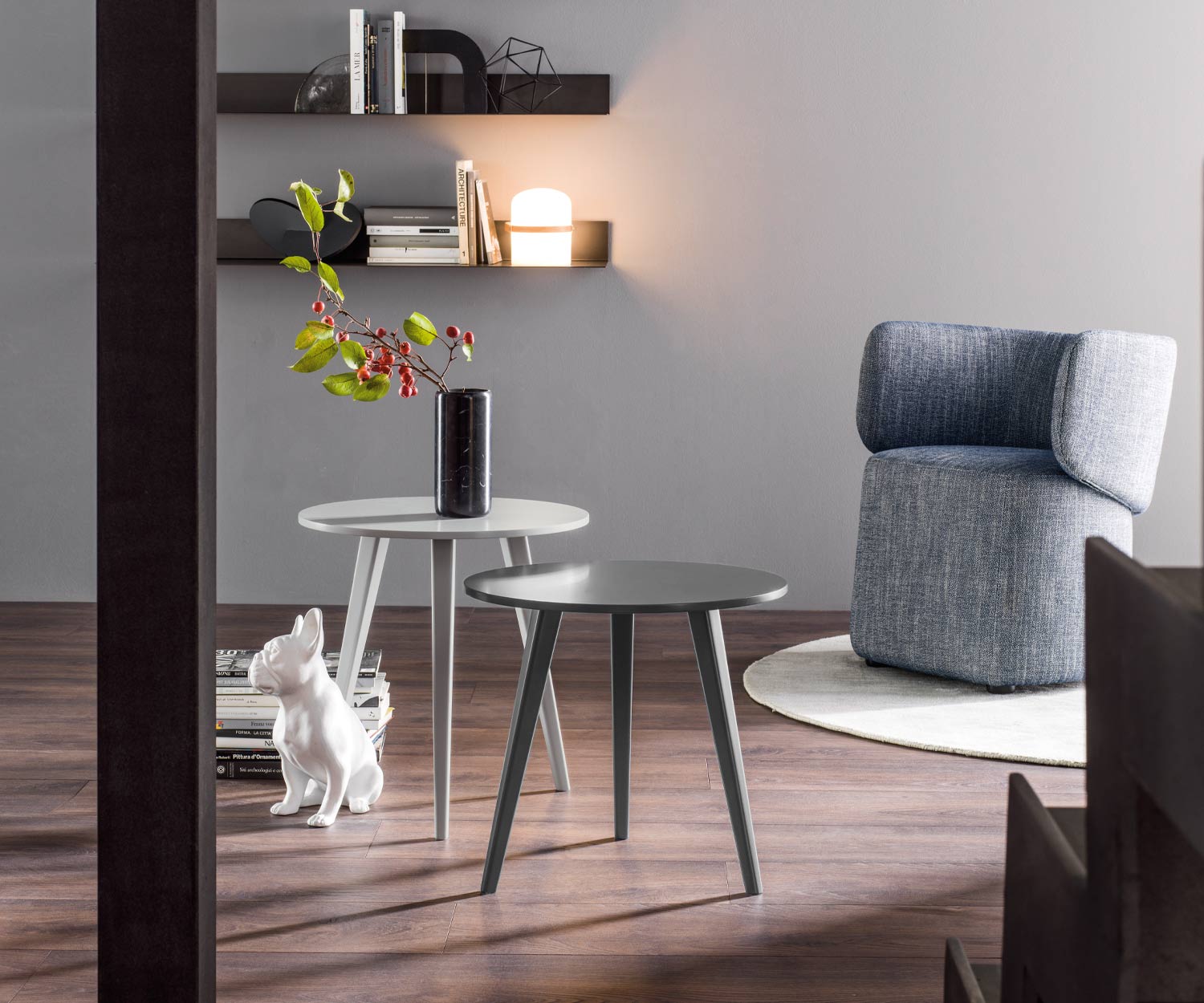 Lichtgrijs zwart Novamobili Design Trio tafel in de woonkamer met drie poten