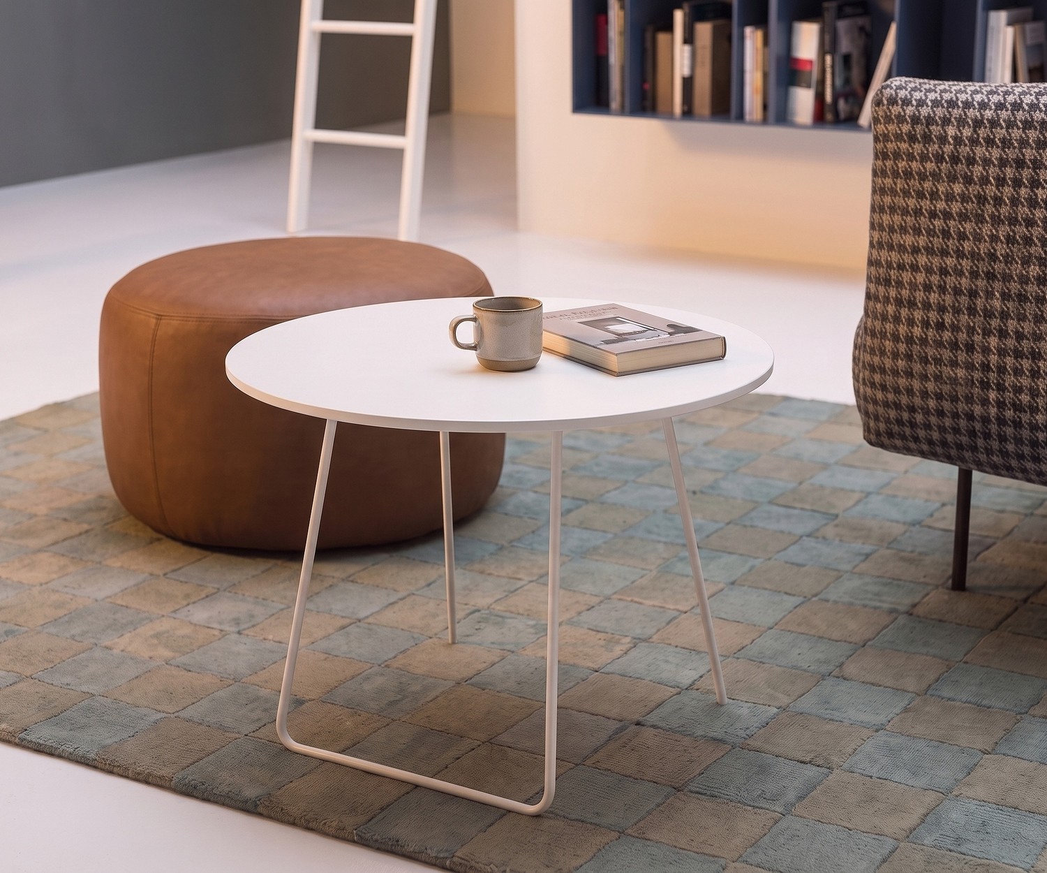 Table basse Novamobili Orbis blanche Table basse Novamobili Orbis bout de canapé dans un salon moderne avec plateau blanc rond et piètement métallique fin
