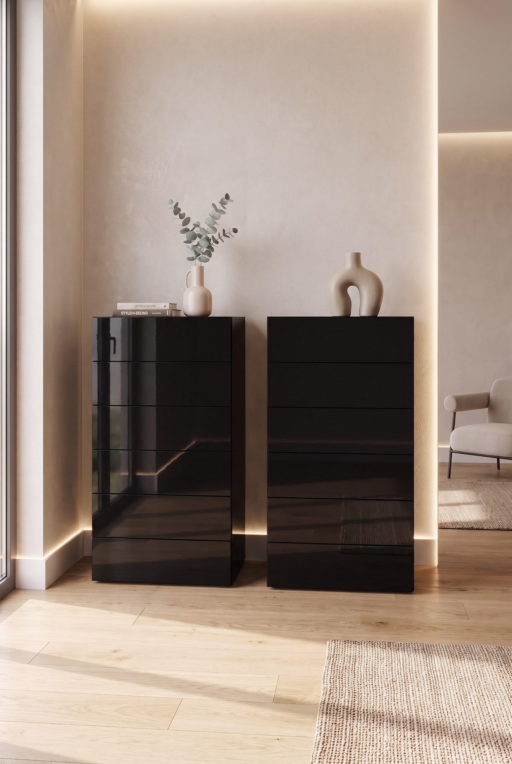 Une commode haute noire brillante Novamobili Easy &agrave; 6 tiroirs se trouve dans une chambre d'amis lumineuse devant un mur blanc et refl&egrave;te doucement la lumi&egrave;re du jour.