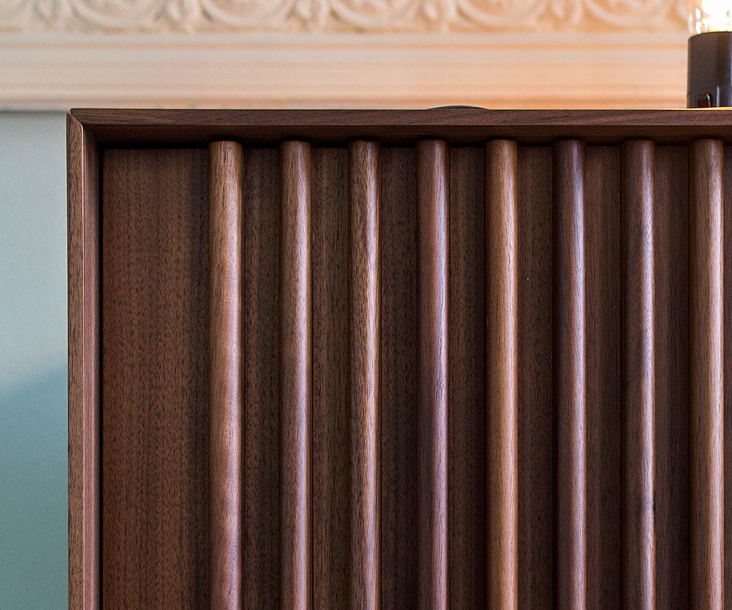 Buffet design exclusif pour salon sur pieds en noyer avec portes à lamelles Buffet design exclusif pour salon sur pieds en noyer avec portes à lamelles