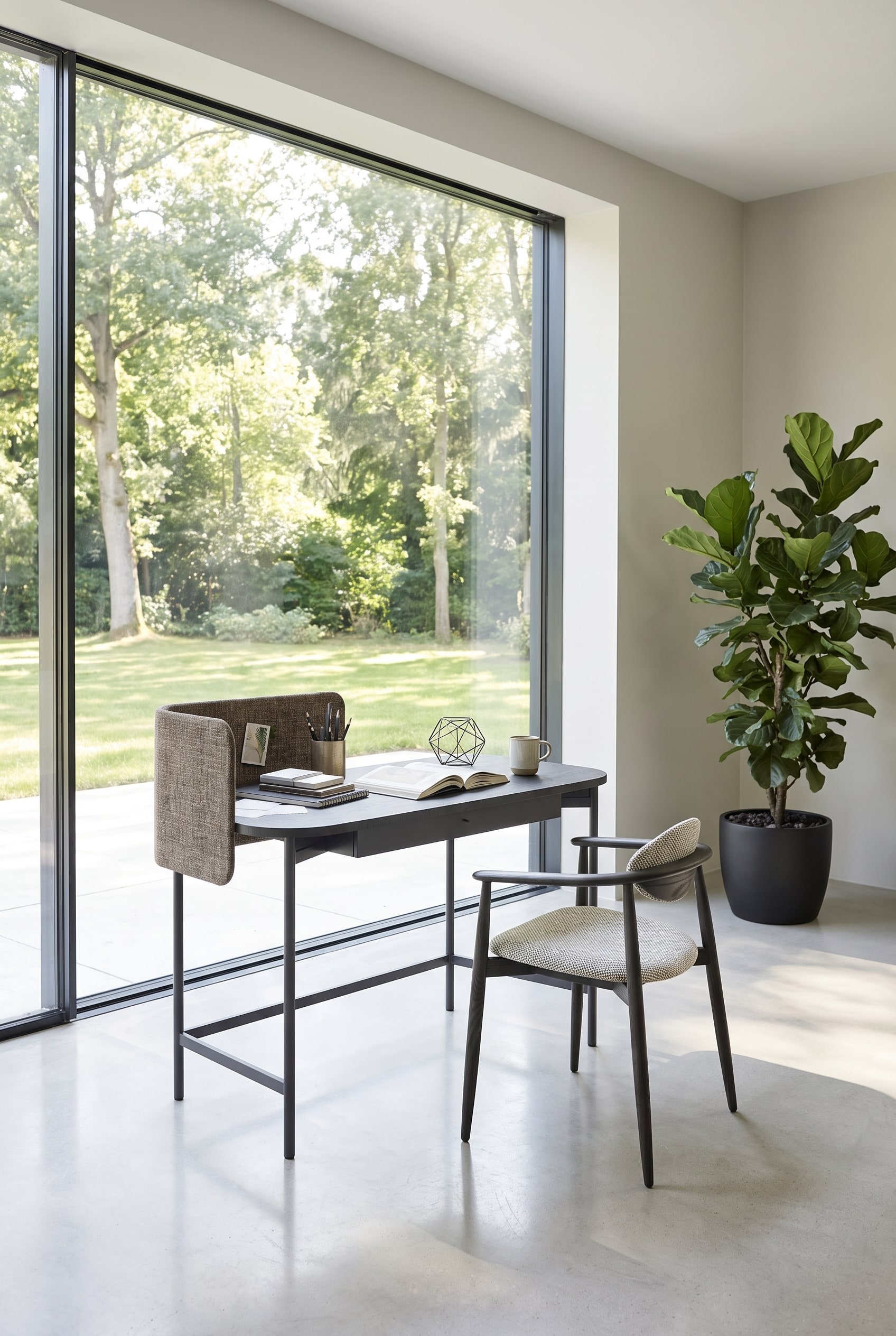 Bureau minimaliste avec un bureau laqué mat extrêmement plat, une chaise en cuir et une seule tasse en céramique devant des fenêtres pleine hauteur.