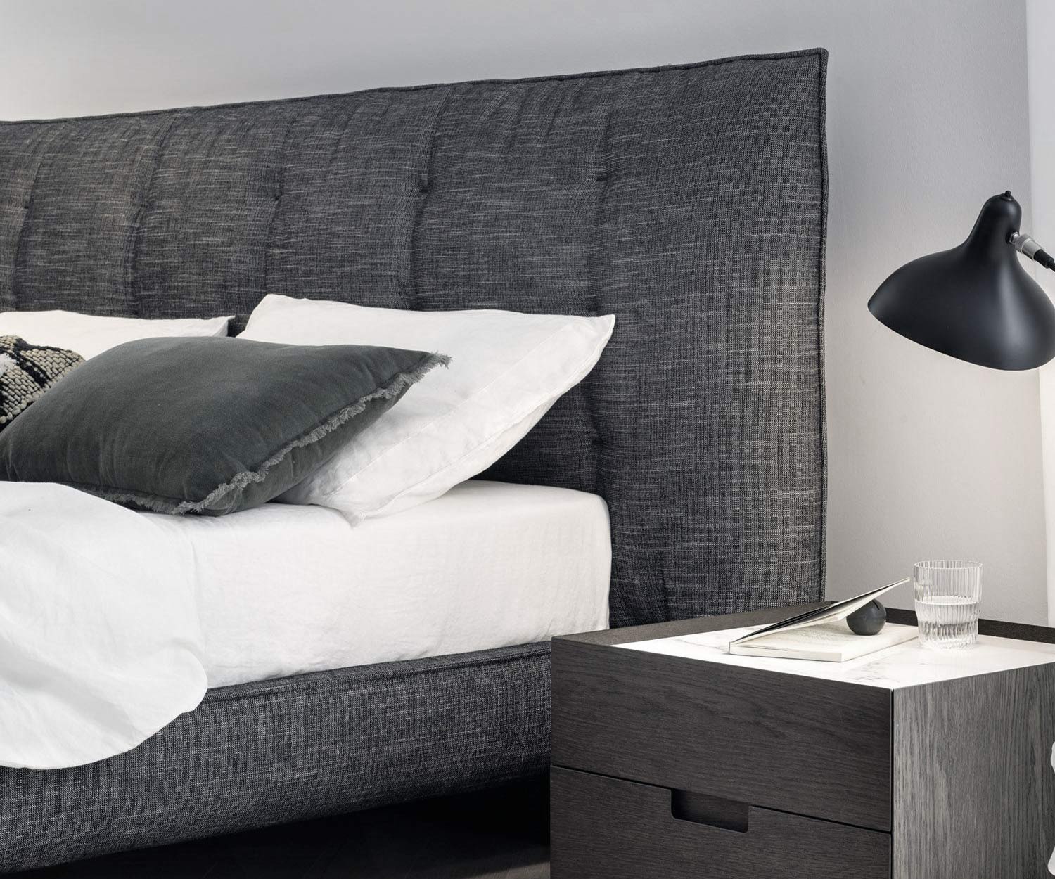Comfortabel bed Tufte Novamobili in detail gestoffeerd hoofdbord