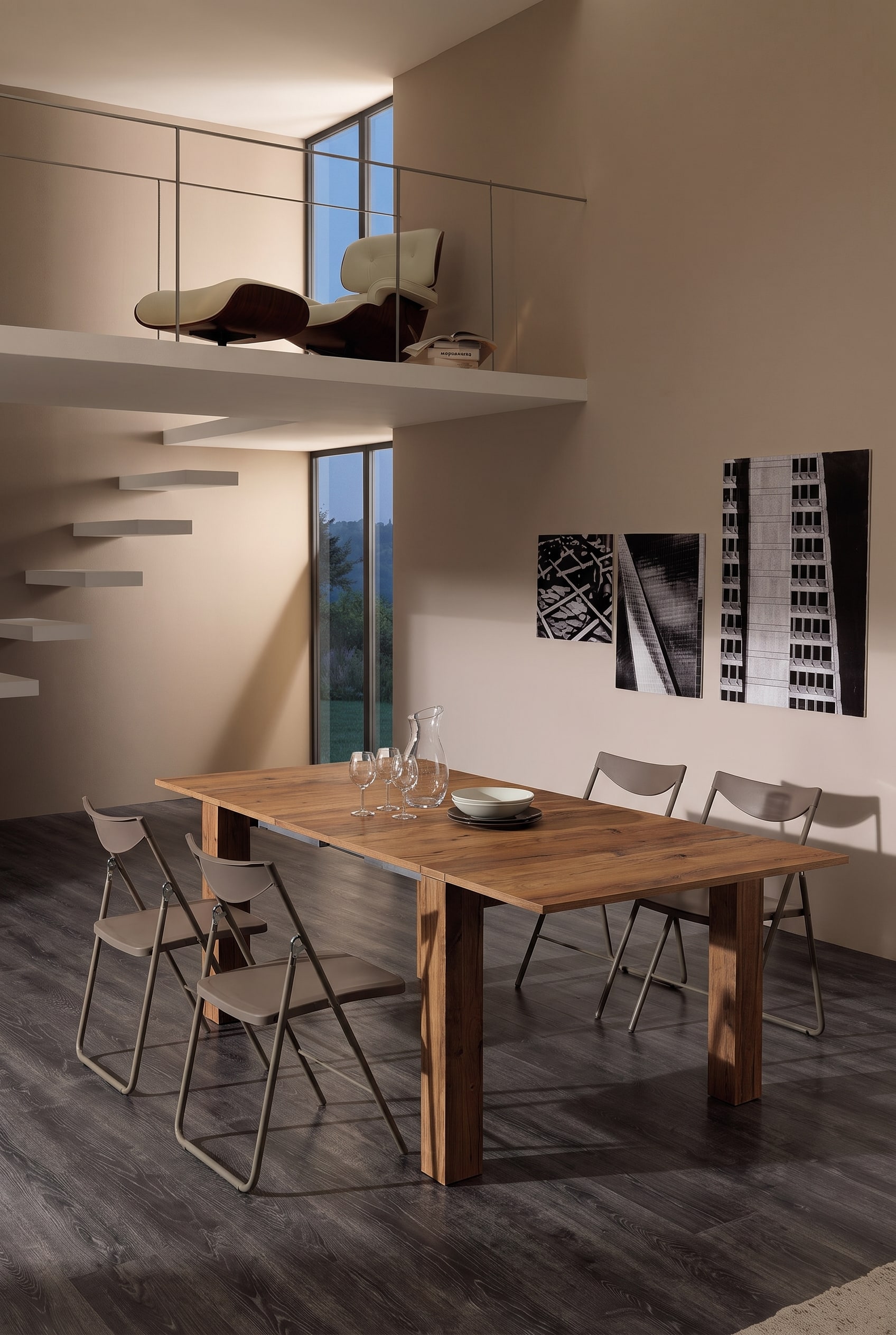 Studio-appartement moderne avec une console en bois extensible en longue table &agrave; manger et des chaises pliantes minimalistes
