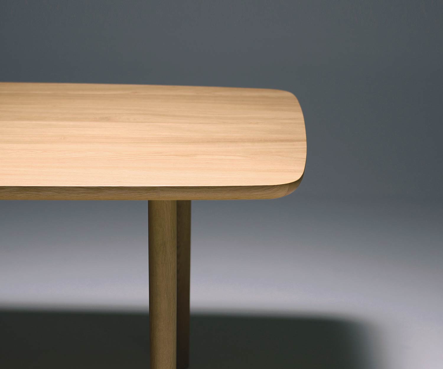 Moderne Conde House Kamuy designtafel in massief eiken met randen en poten