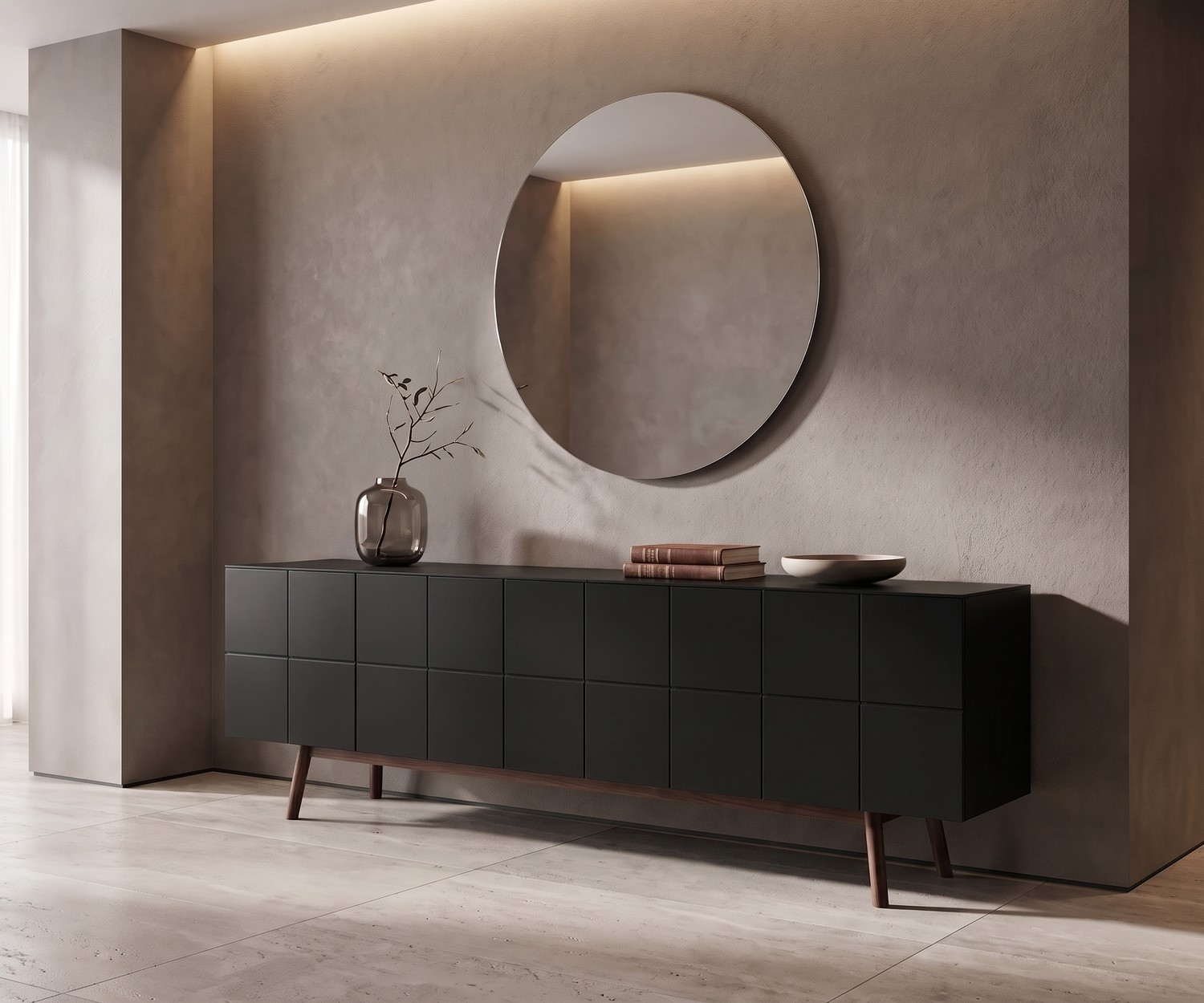 Buffet design noir MOS-I-KO 003 B avec pieds en bois Buffet design al2 MOS-I-KO 003 B pour le salon en noir mat avec pieds en bois sous un grand miroir rond.