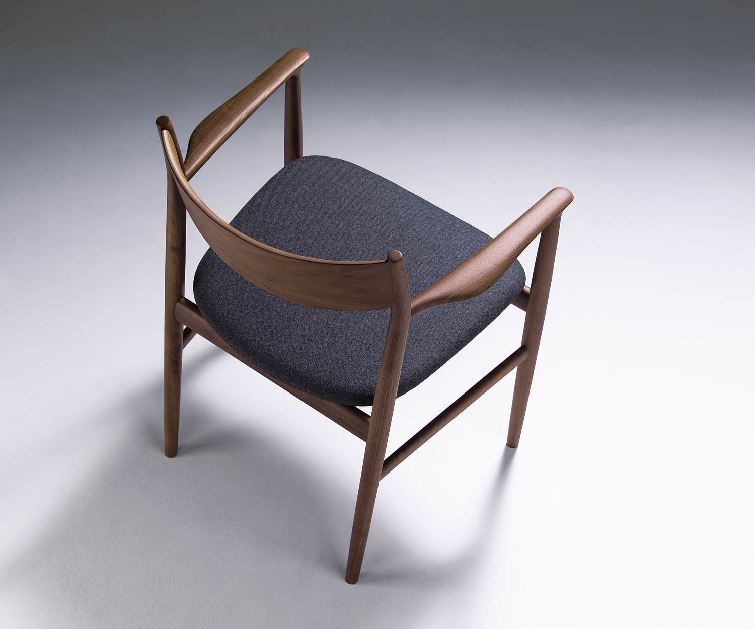 Conde House Kamuy Design fauteuil walnoot gestoffeerd in donkergrijs