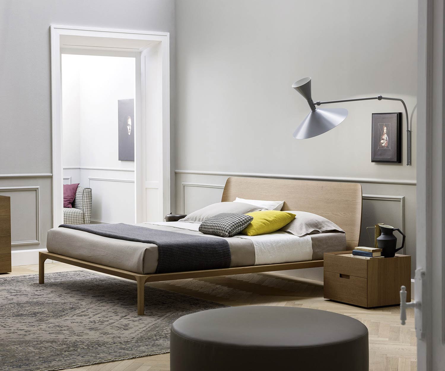 Hoogwaardig design nachtkastje in de slaapkamer naast het bed gepresenteerd voor bezichtiging in bruin