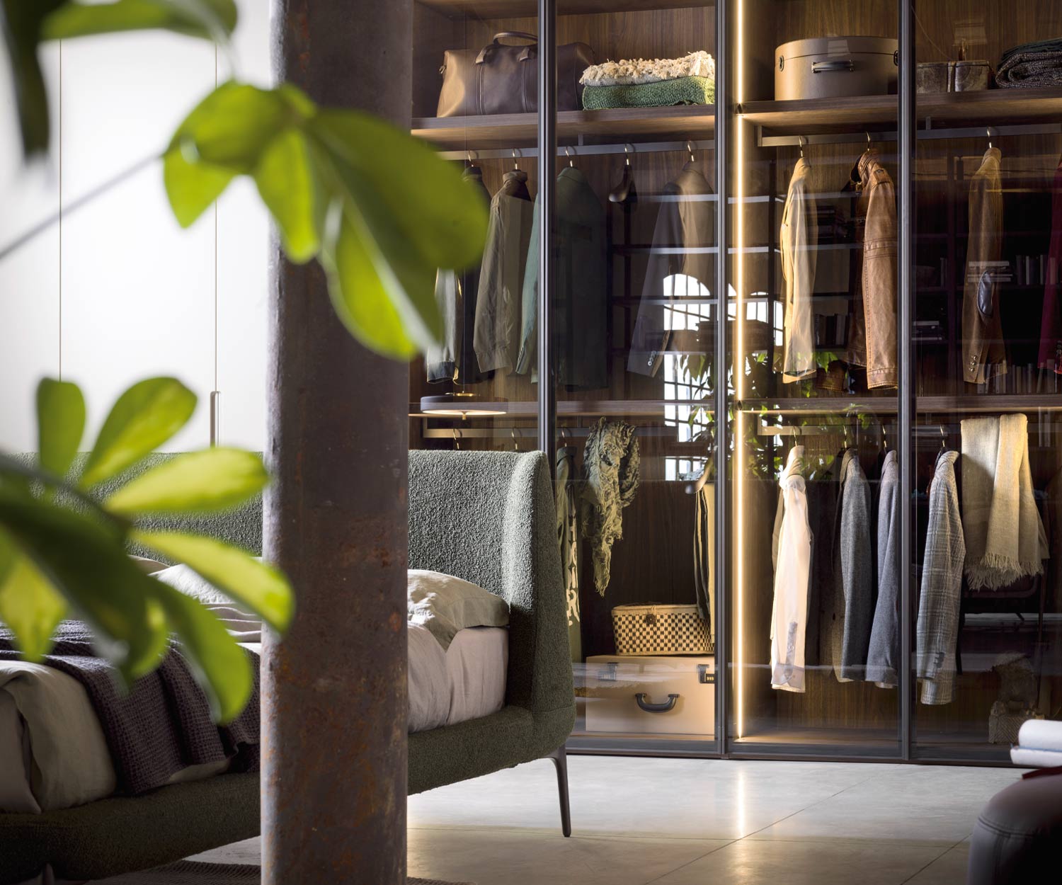 Portes en verre Armoire design Perry de Novamobili derrière le lit Portes en verre Armoire design Perry de Novamobili derrière le lit