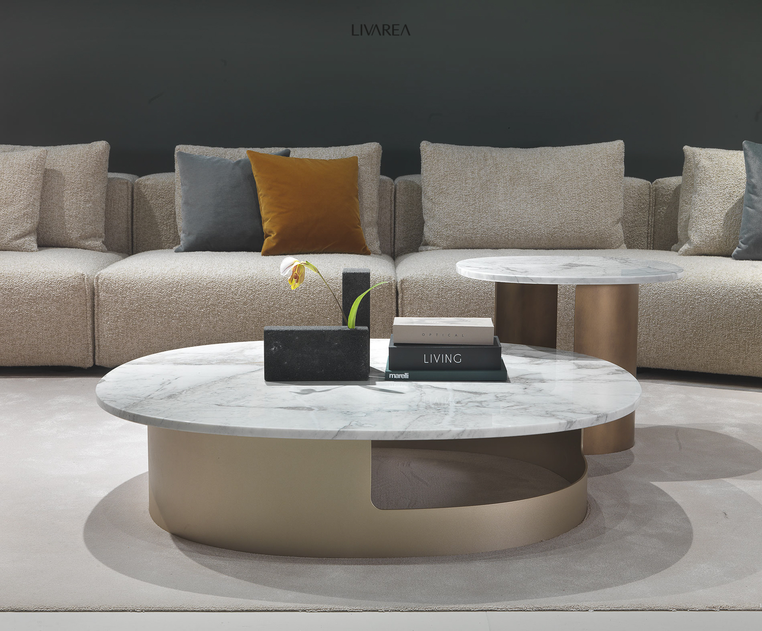Table basse ronde avec plateau en marbre devant le Big Sofa Table basse ronde avec plateau en marbre devant le Big Sofa