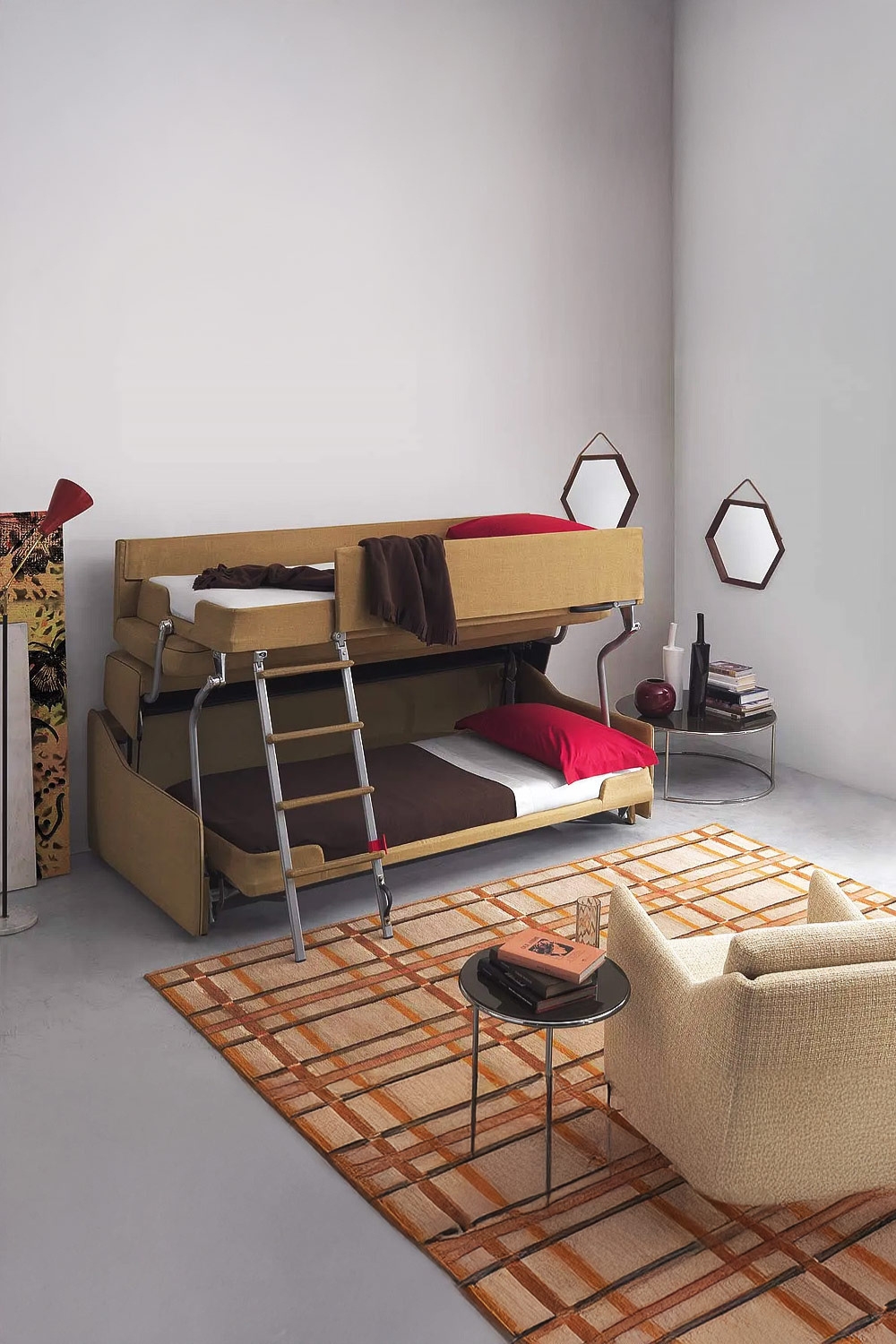 canap&eacute; transform&eacute; en lit superpos&eacute; avec un fauteuil distinctif et plusieurs tables d'appoint