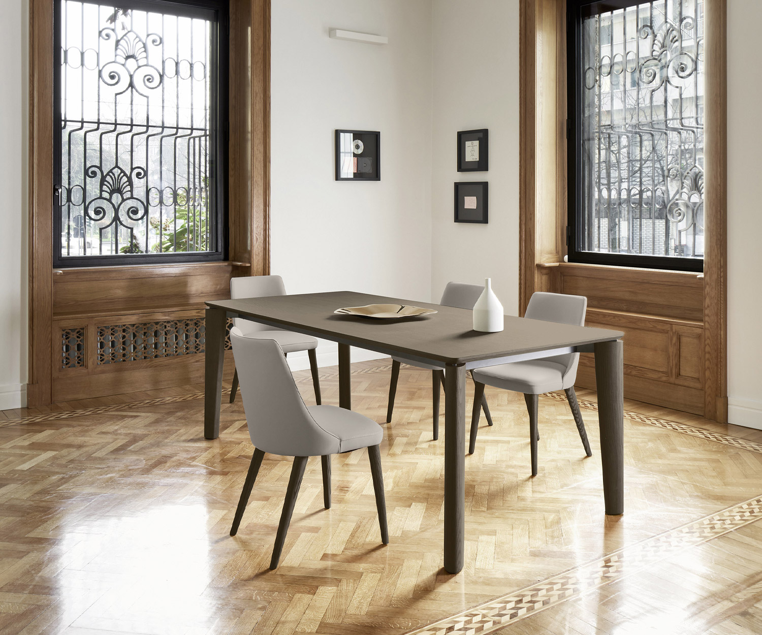 Chaise Eva douce Livitalia avec revêtement gris clair en similicuir à la table de la salle à manger