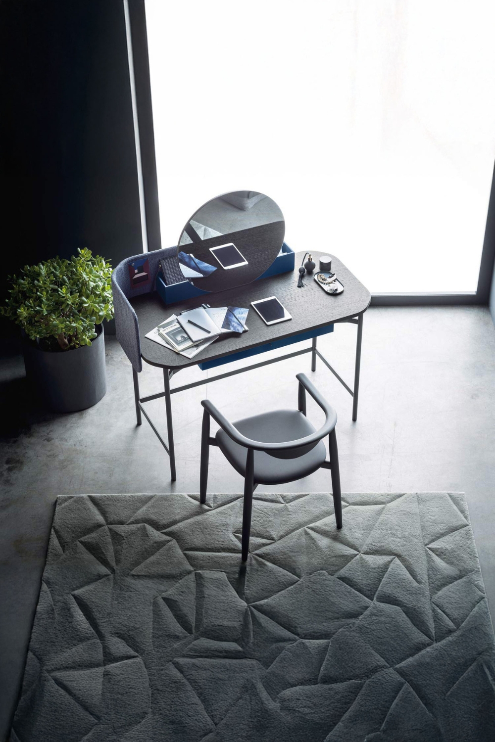 espace-d-écriture-compact-avec-table-et-chaise-filigranes-au-design-moderne