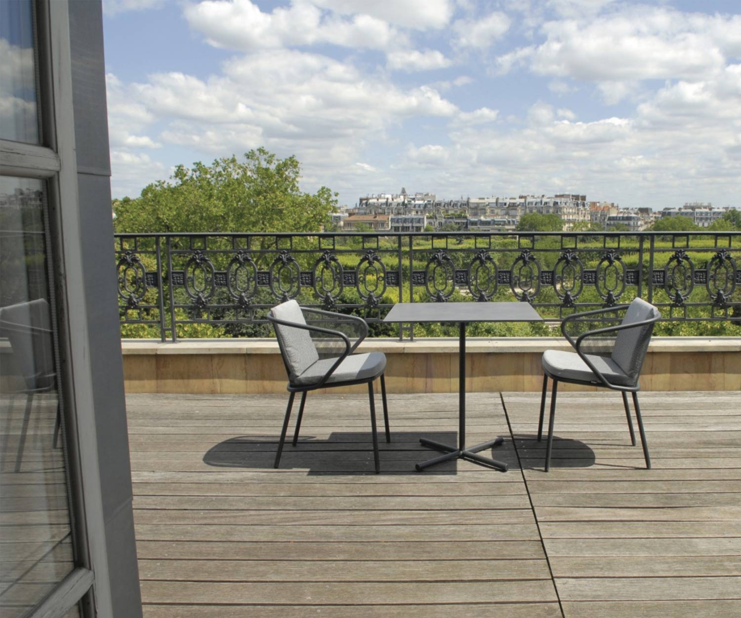 Moderne Todus Condor design bistrotafel met tuinstoelen op een terras
