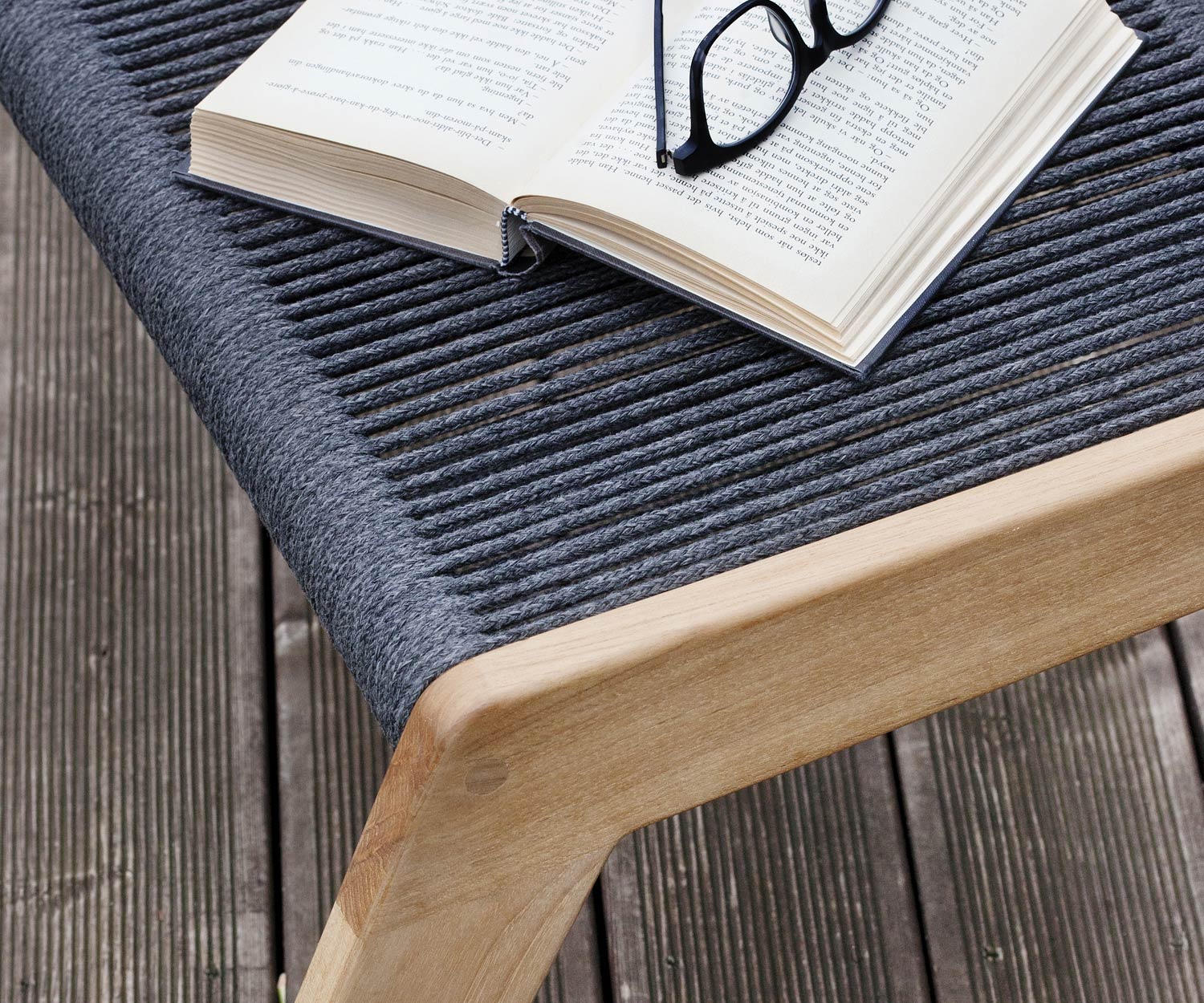 Oasiq Skagen design kruk met gestoffeerd kussen in donkergrijs voor ligstoel