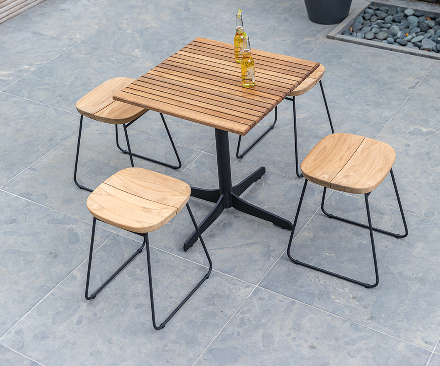 Résistant aux intempéries Oasiq Chaise de bar design Bryggen avec table de jardin sur balcon Résistant aux intempéries Oasiq Chaise de bar design Bryggen avec table de jardin sur balcon