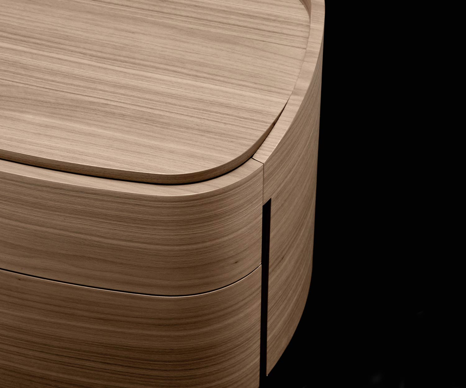 Livitalia Detail van het ronde nachtkastje tafelblad in walnoot Livitalia Detail van het ronde nachtkastje tafelblad in walnoot