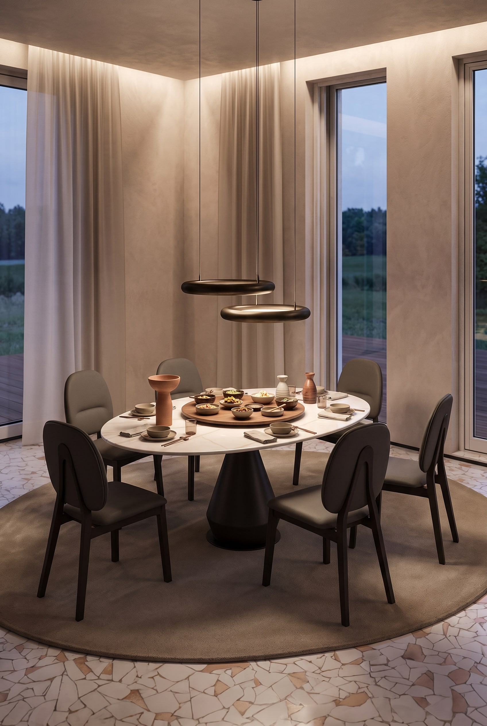 Salle &agrave; manger chaleureuse aux tons chauds avec une table ronde sur pied conique et quatre chaises rembourr&eacute;es rondes