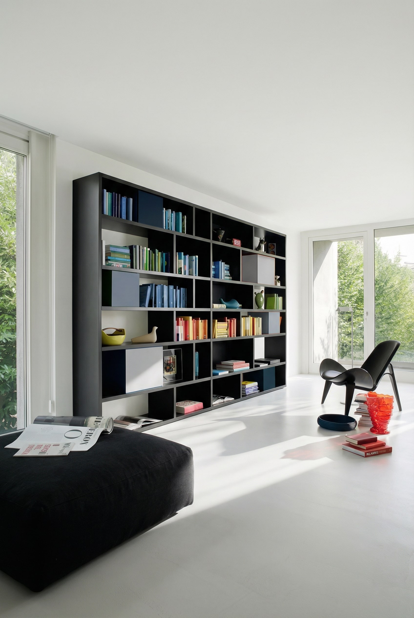 Zwarte Livitalia boekenkast C85 als sterk kleurcontrast voor een lichte woonkamerwand.