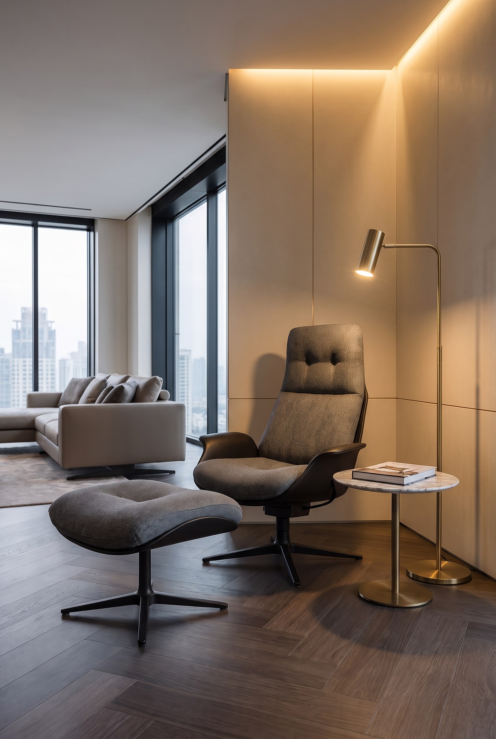 Coin lecture lumineux dans le salon avec fauteuil rembourr&eacute; et lampadaire &eacute;troit