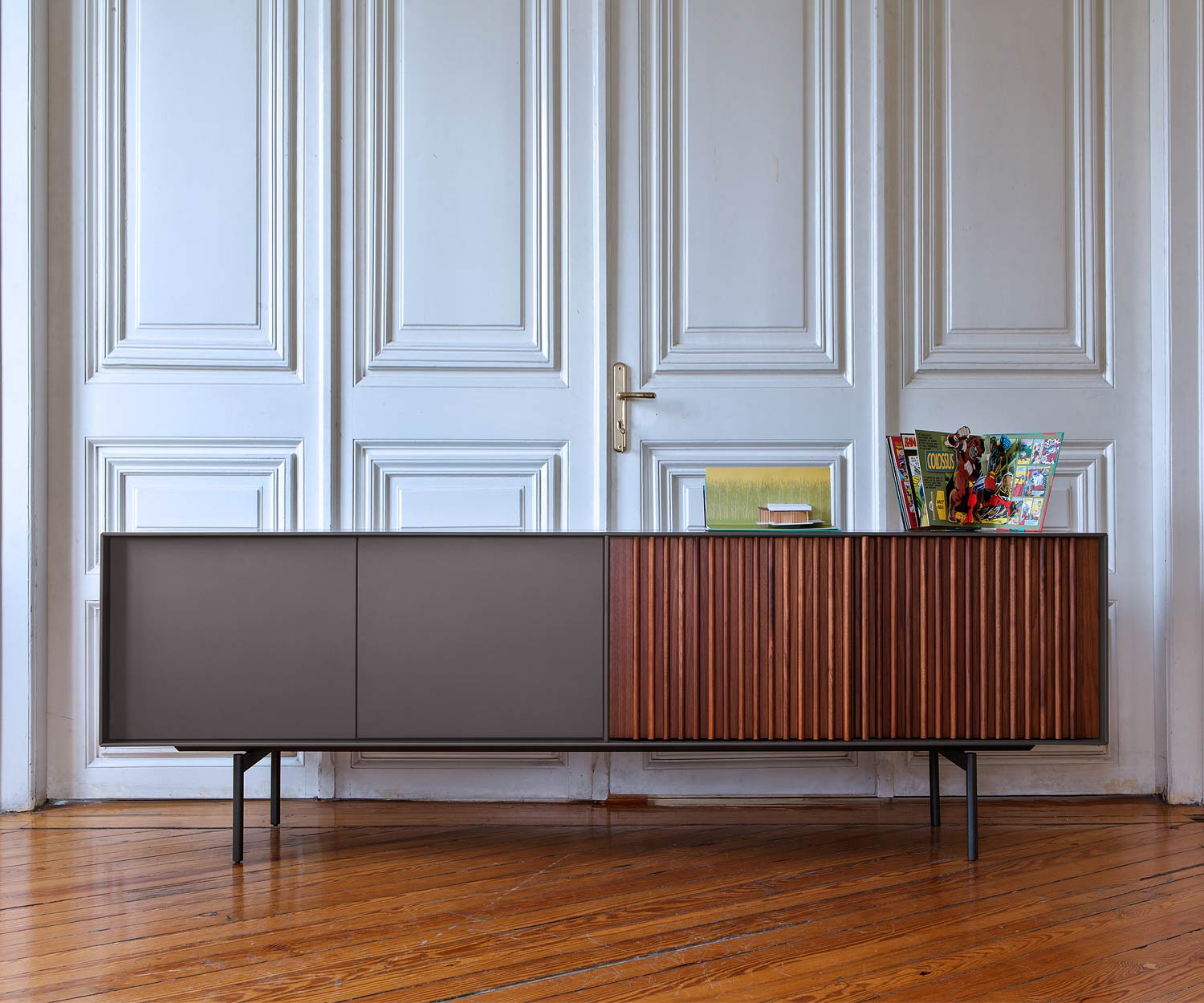 Buffet design noyer gris foncé laqué mat Portes avec technique push pull Buffet design noyer gris foncé laqué mat Portes avec technique push pull