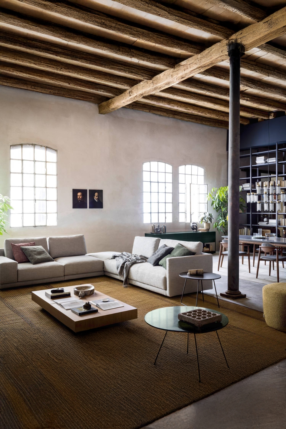 salon-avec-table-basse-plate-au-design-flottant-et-tables-dappoint-filigranes