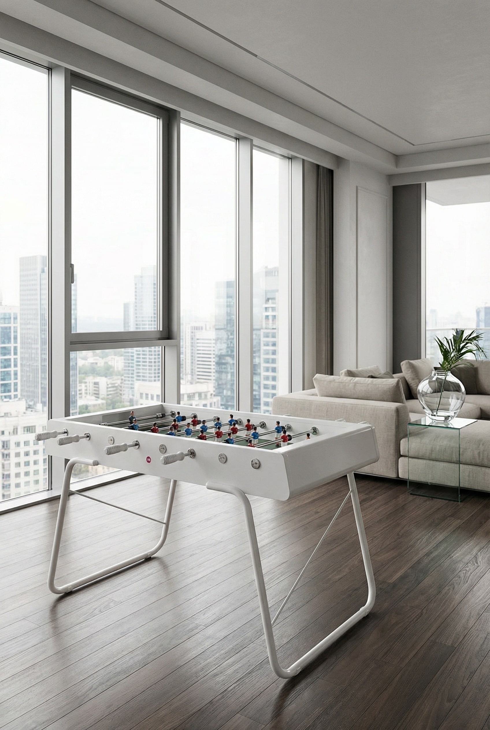 Baby-foot moderne en acier laqué monochrome dans un loft de designer lumineux et harmonieusement coloré. Baby-foot moderne en acier laqué monochrome dans un loft de designer lumineux et harmonieusement coloré.