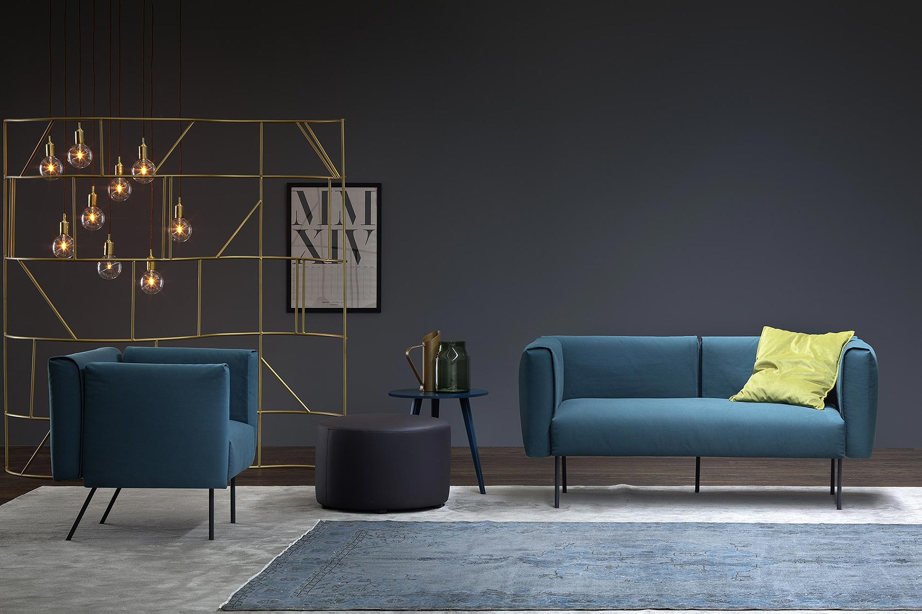 Design 2-zitsbank op slanke poten