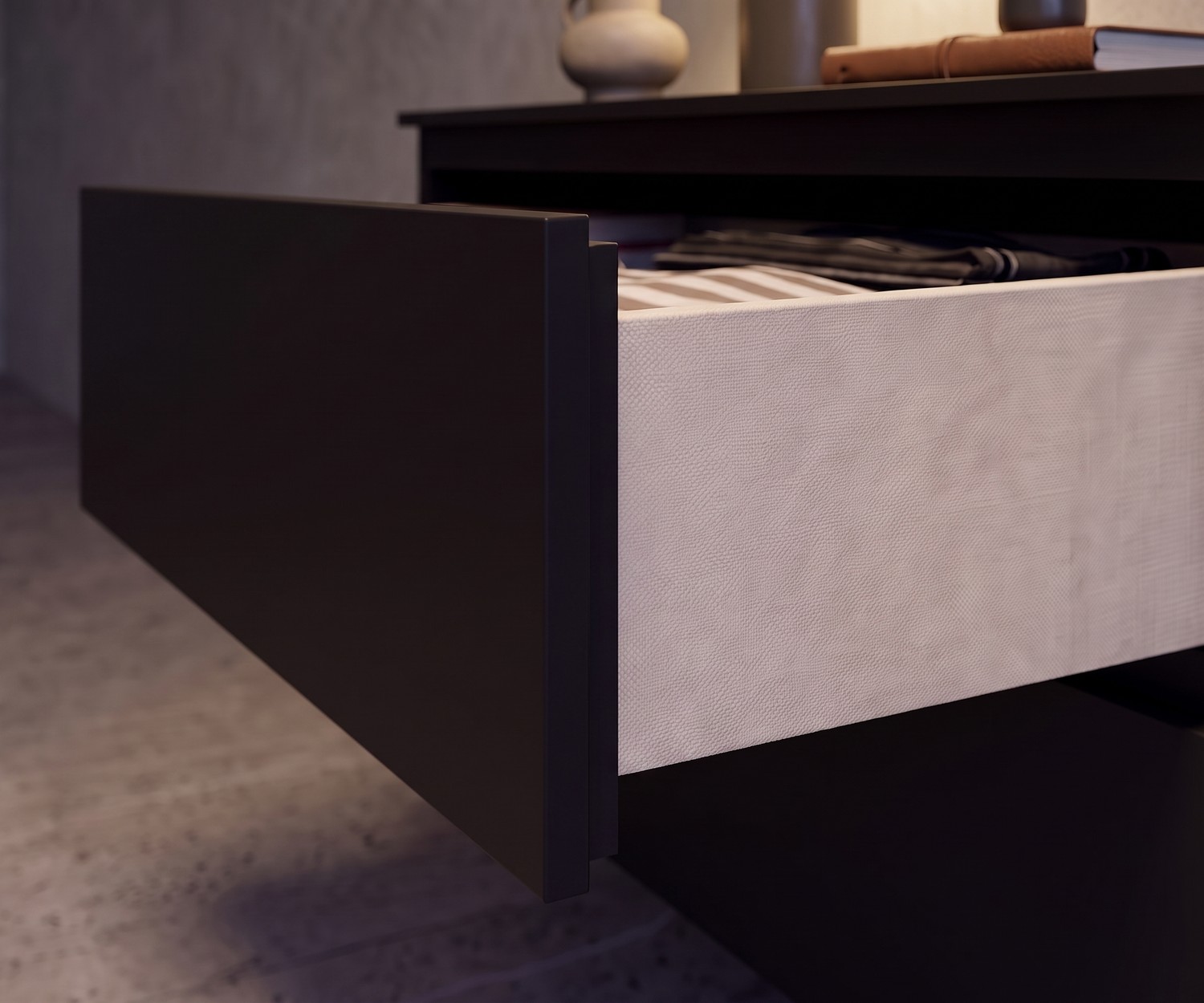 Commode suspendue Novamobili Easy ouverte, tiroir noir avec intérieur effet lin beige pour chambre moderne.