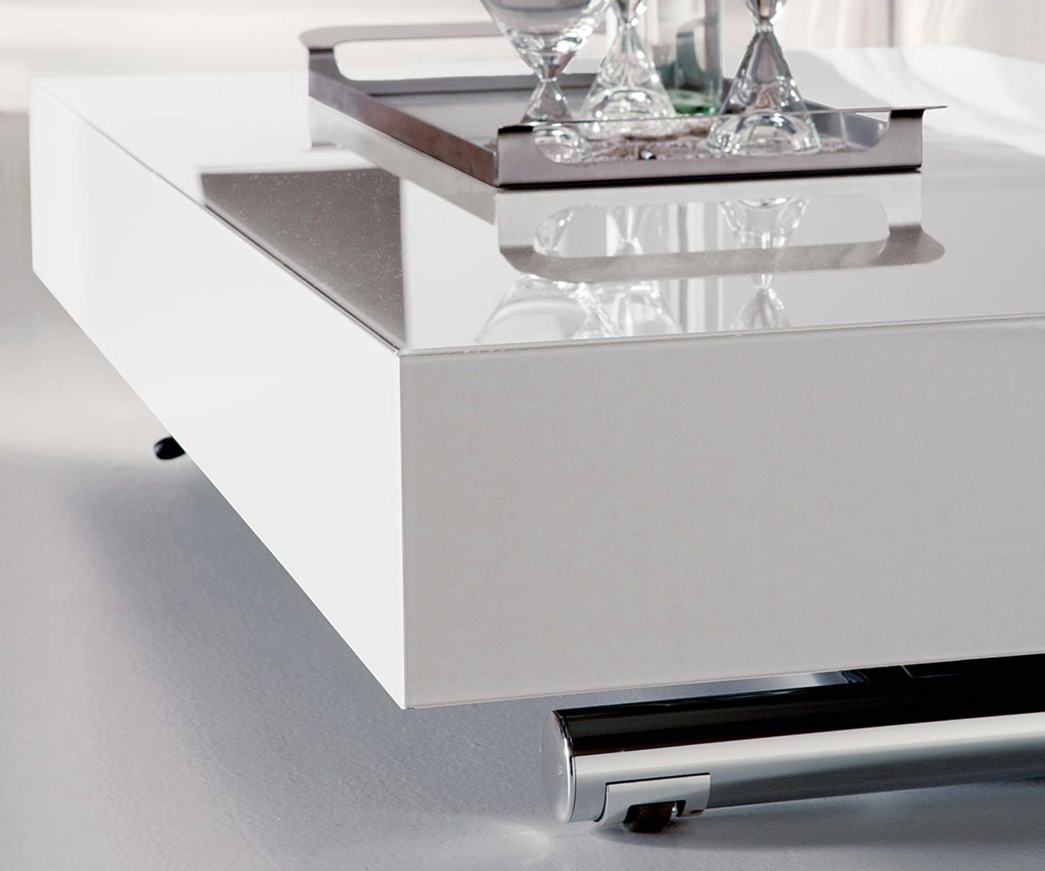 Detail van het glazen tafelblad van de Ozzio designtafel Couch Box in wit Detail van het glazen tafelblad van de Ozzio designtafel Couch Box in wit