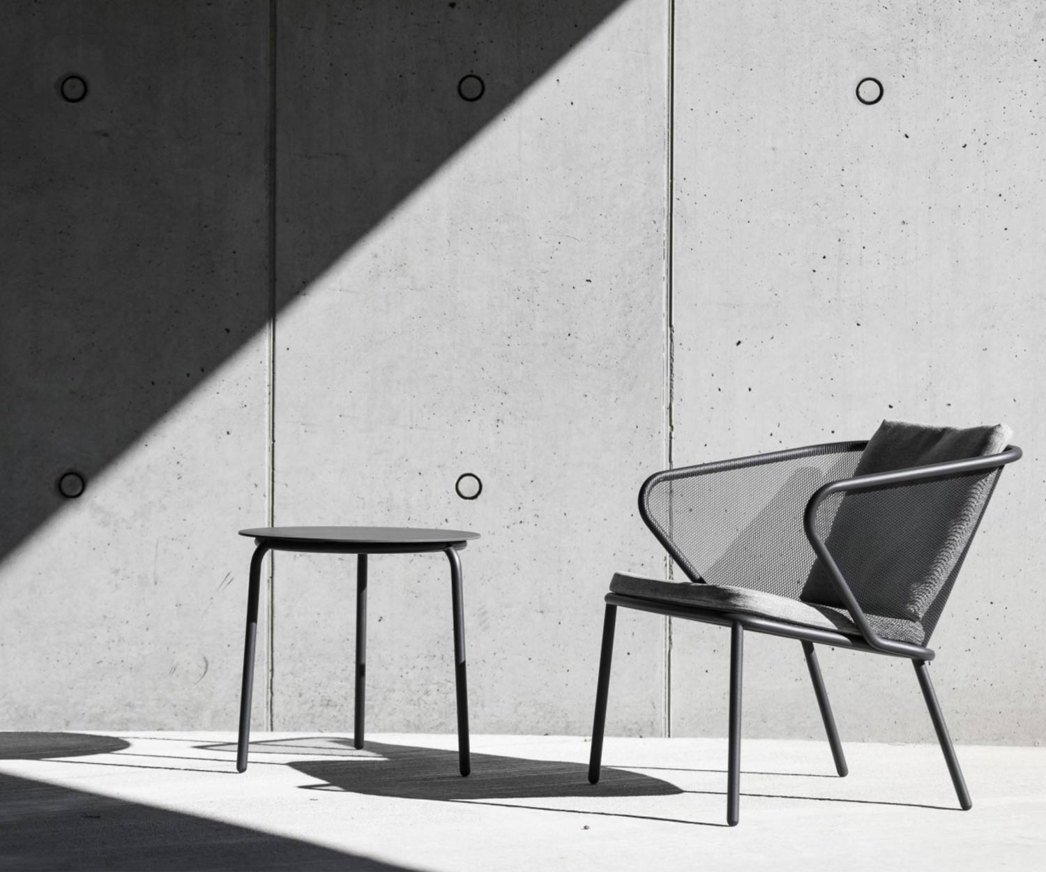 Hoge kwaliteit Todus Condor design loungestoel met bekleding in antraciet Hoge kwaliteit Todus Condor design loungestoel met bekleding in antraciet