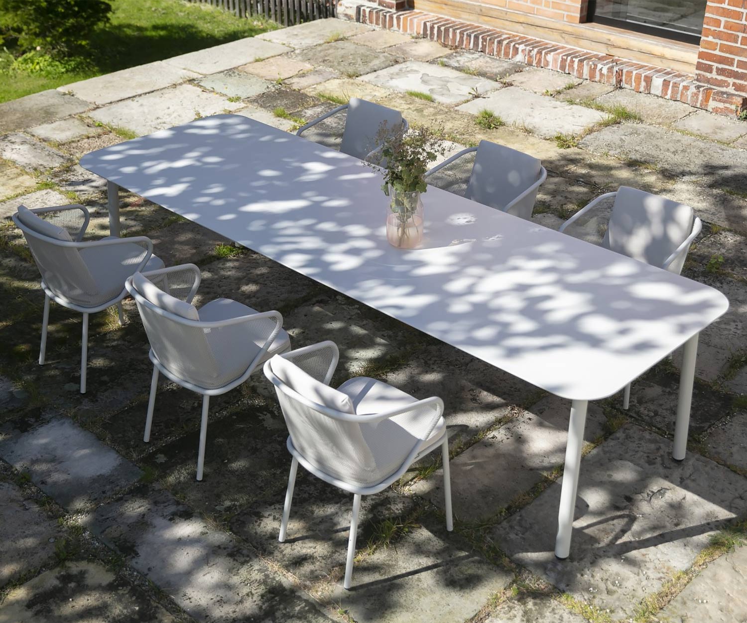 Todus Condor design tuinstoel met wit frame en witte kussens