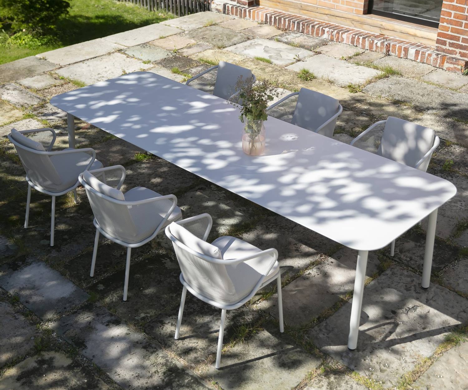 Todus Condor design tuinstoel met wit frame en witte kussens Todus Condor design tuinstoel met wit frame en witte kussens