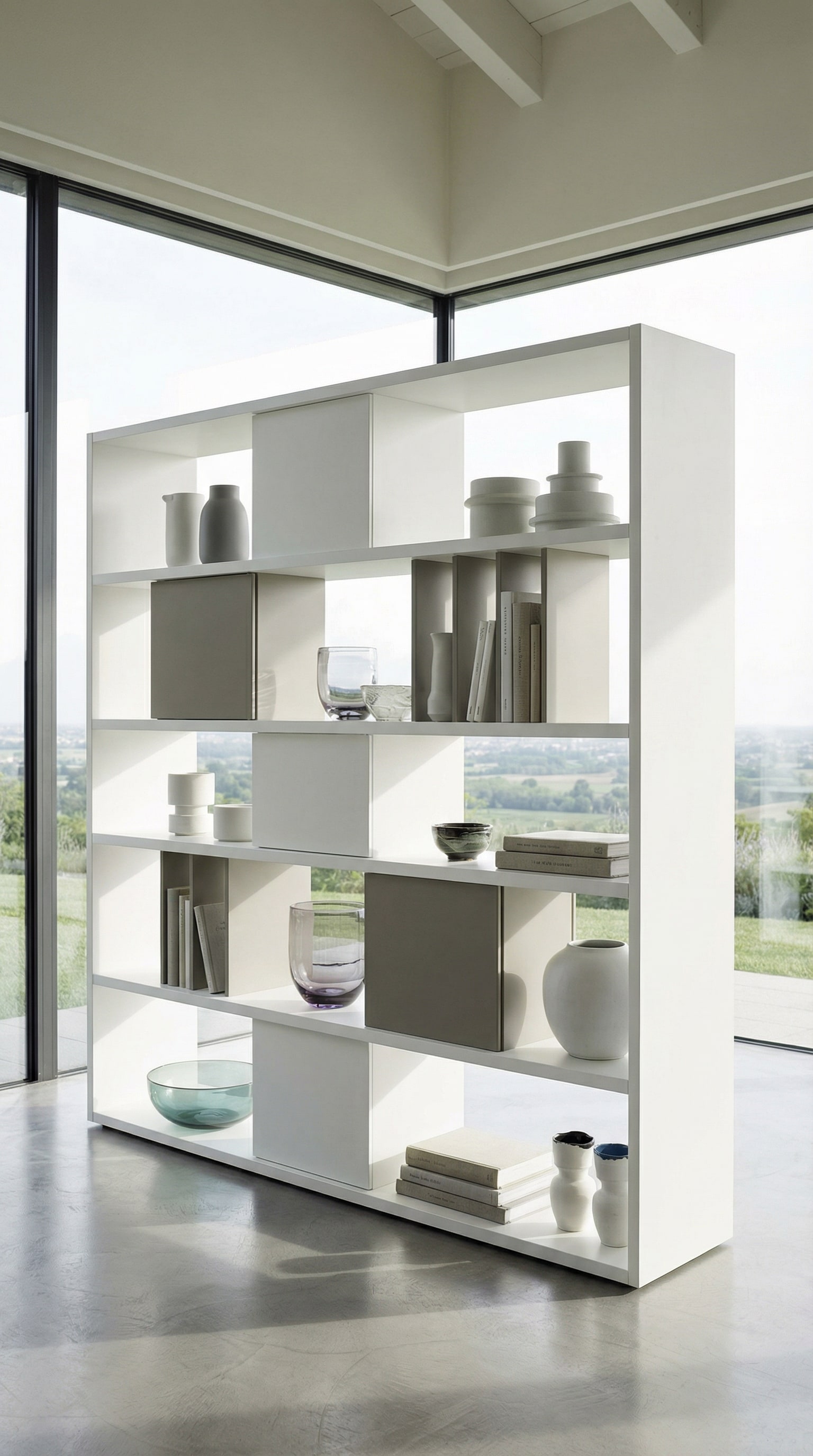 Vrijstaande open kast als roomdivider met asymmetrische decoratie
