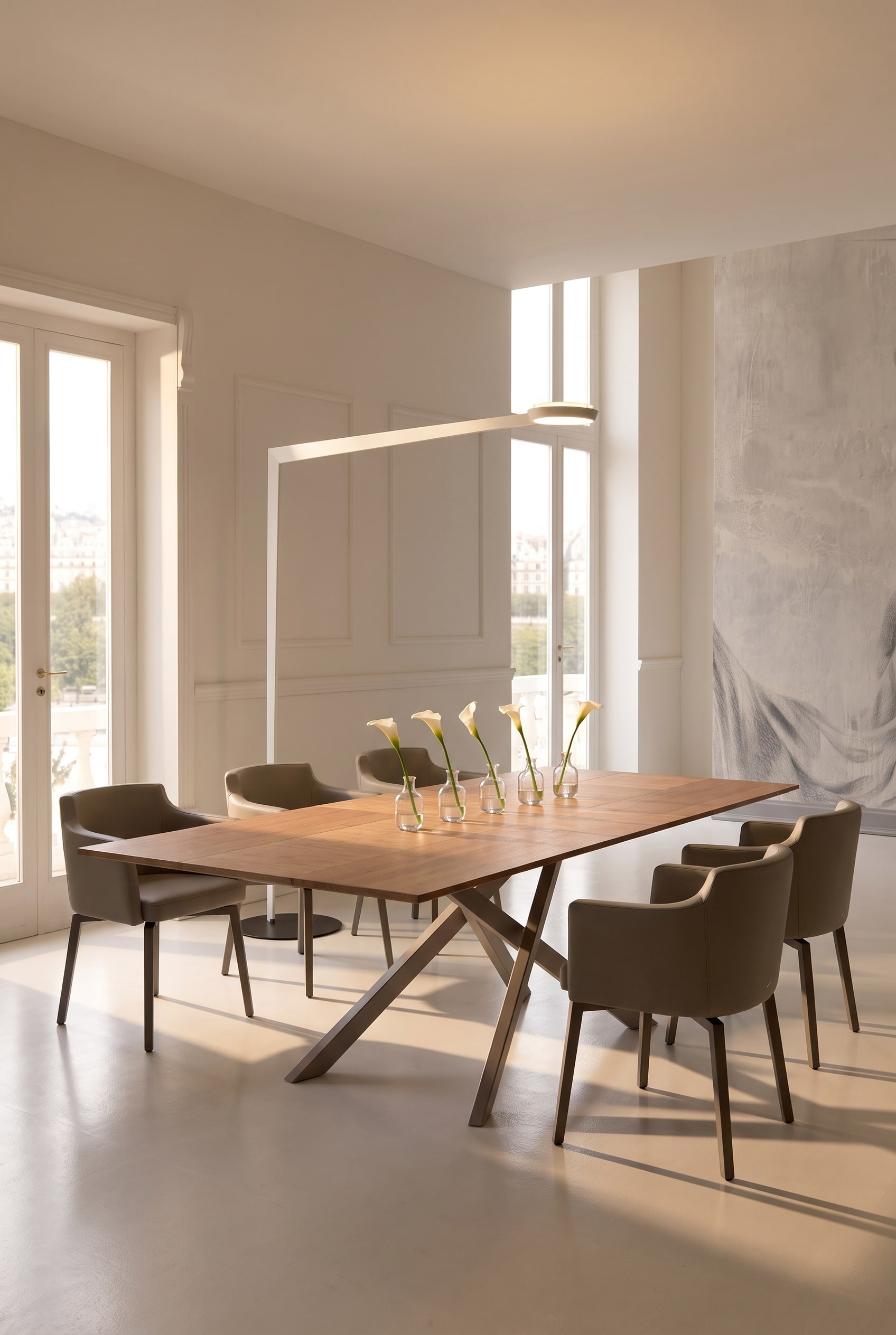 Großzügiges Esszimmer mit langem Holzesstisch, aufgereihten kleinen Glasvasen und taupefarbenen Ledersesseln