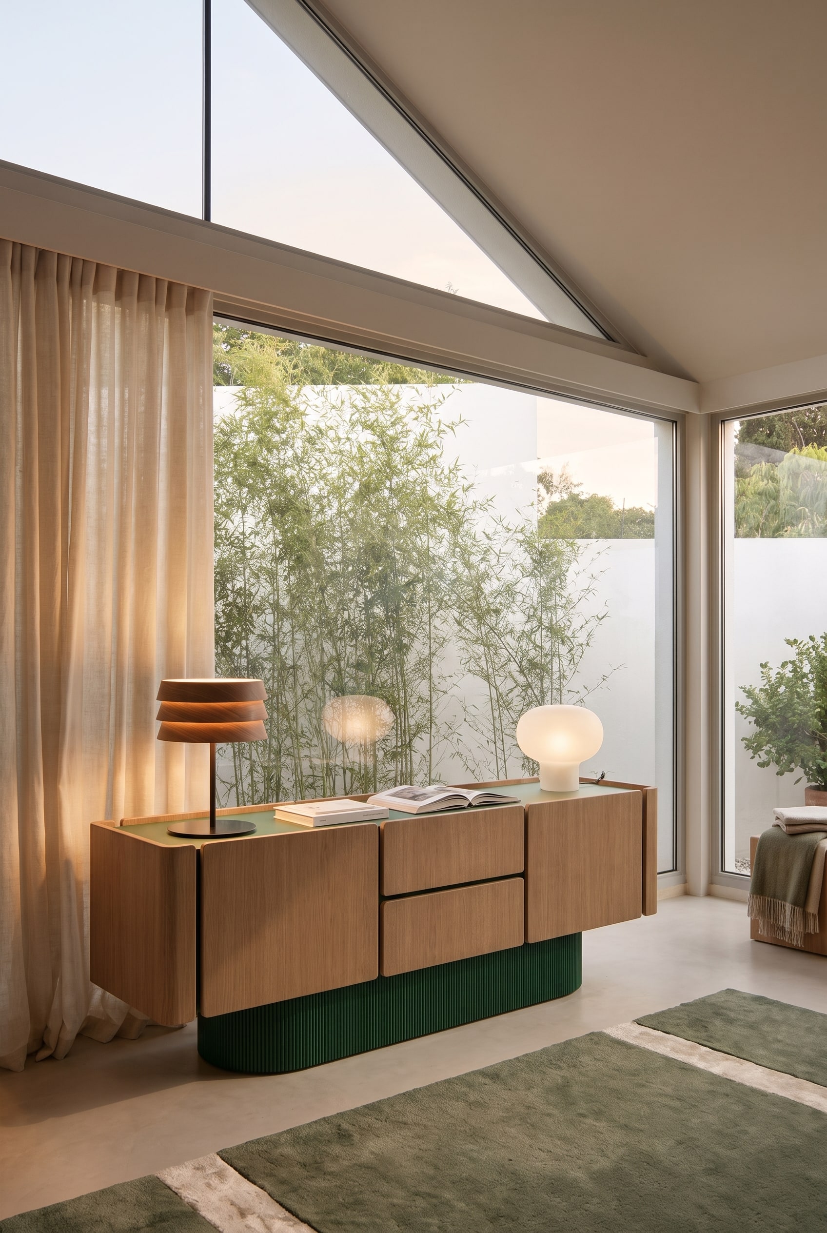 Buffet en bois avec fa&ccedil;ade ondul&eacute;e et organique comme fort contraste dans une pi&egrave;ce mansard&eacute;e anguleuse