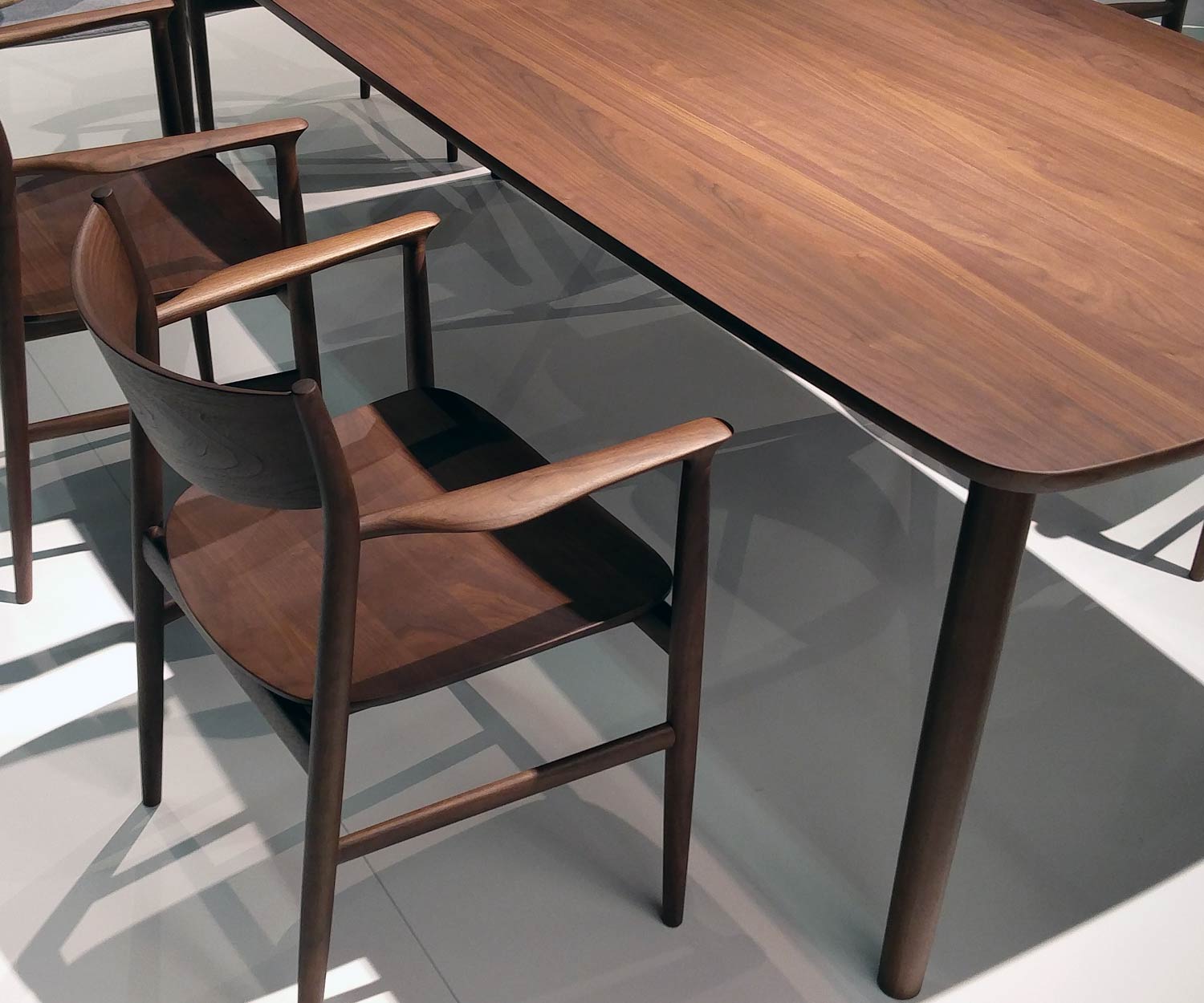 Conde House Kamuy Design tafel &amp; stoel in massief notenhout voor randen en poten