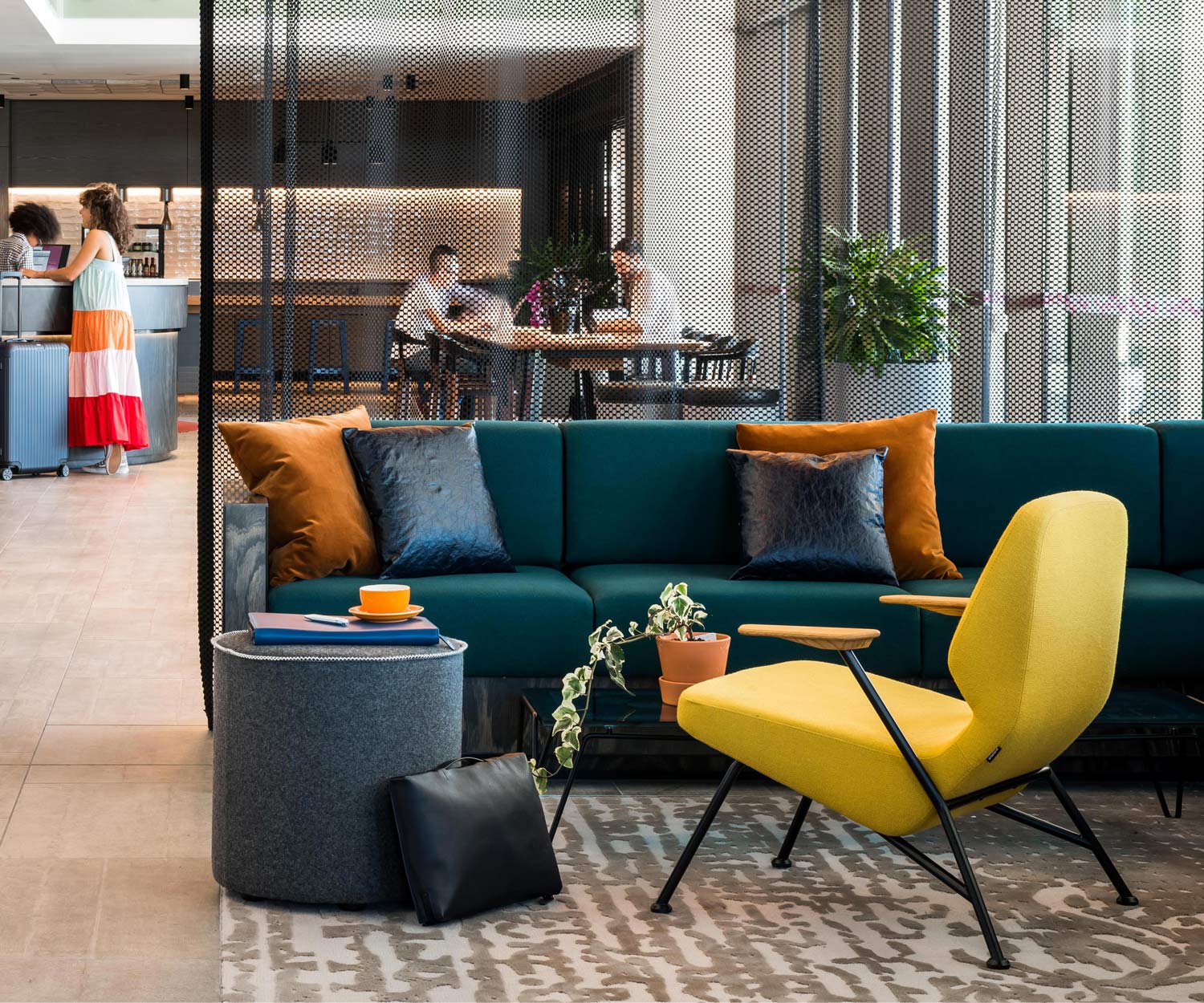 Prostoria Oblique design fauteuil in geel in een bar zithoek Prostoria Oblique design fauteuil in geel in een bar zithoek