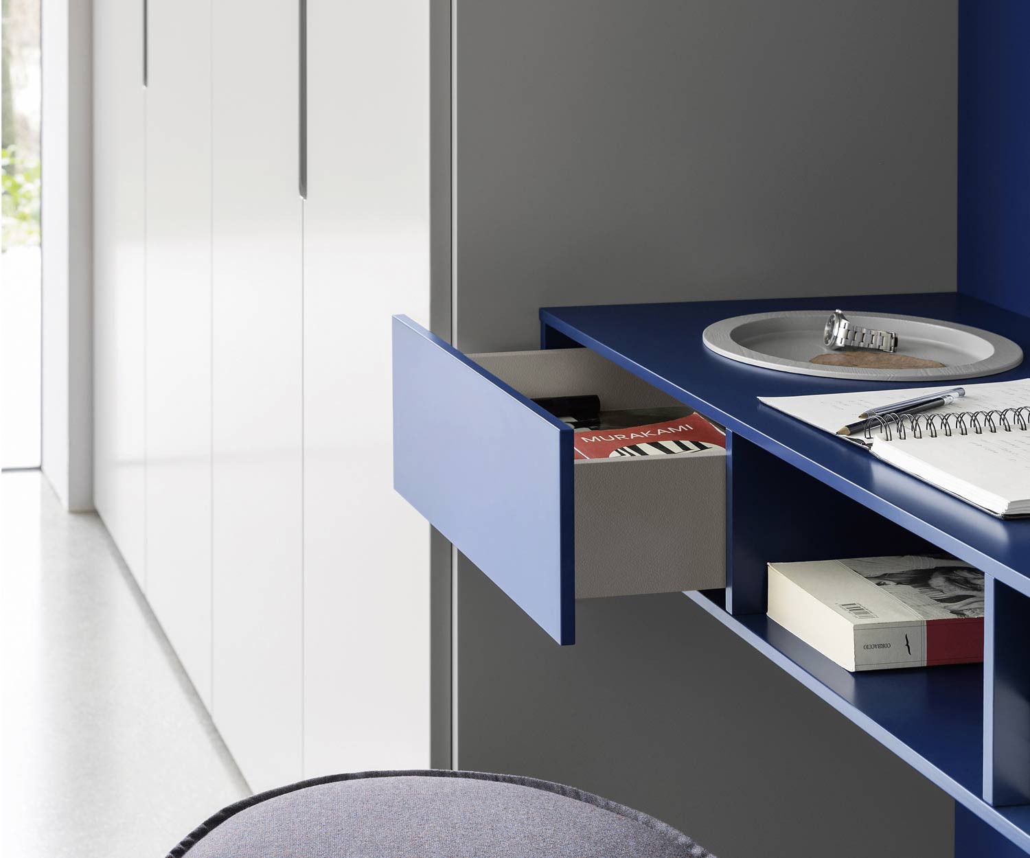 Slaapkamerkast met bureau en hok met open lade Slaapkamerkast met bureau en hok met open lade