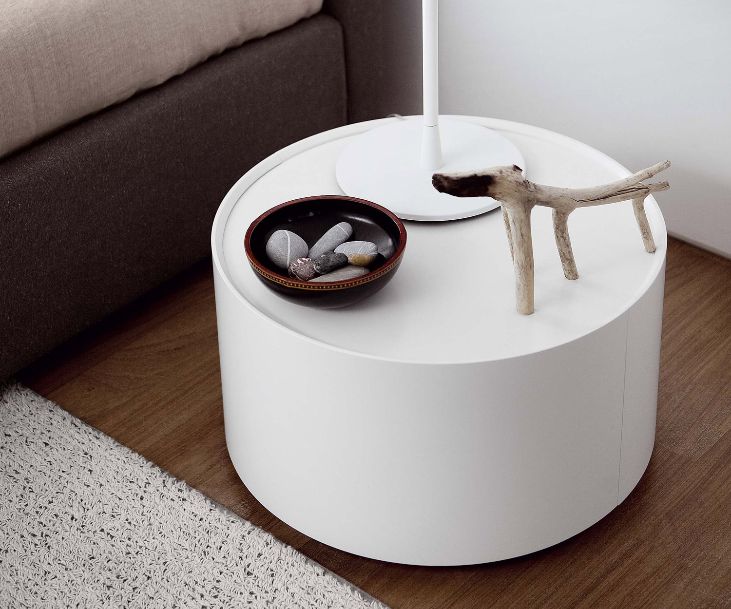 Table d'appoint ronde design Allout de Novamobili dans la chambre à coucher