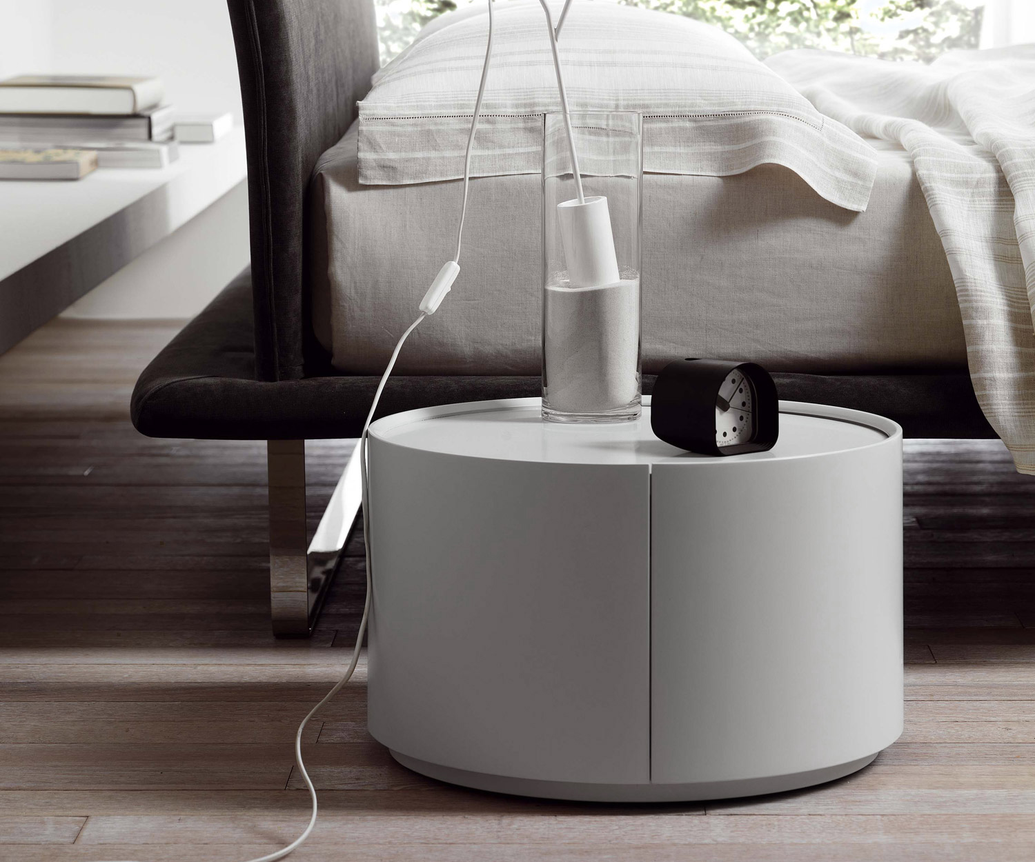 Modern Novamobili design bijzettafeltje als nachtkastje in de slaapkamer Modern Novamobili design bijzettafeltje als nachtkastje in de slaapkamer