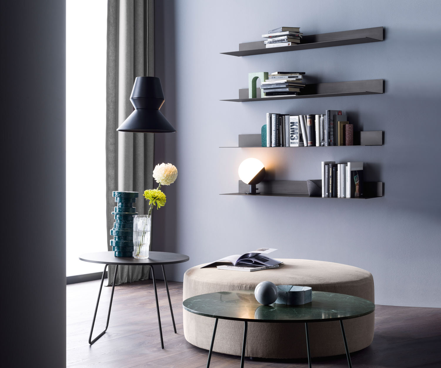 Design wandplank van zwart metaal Design wandplank van zwart metaal