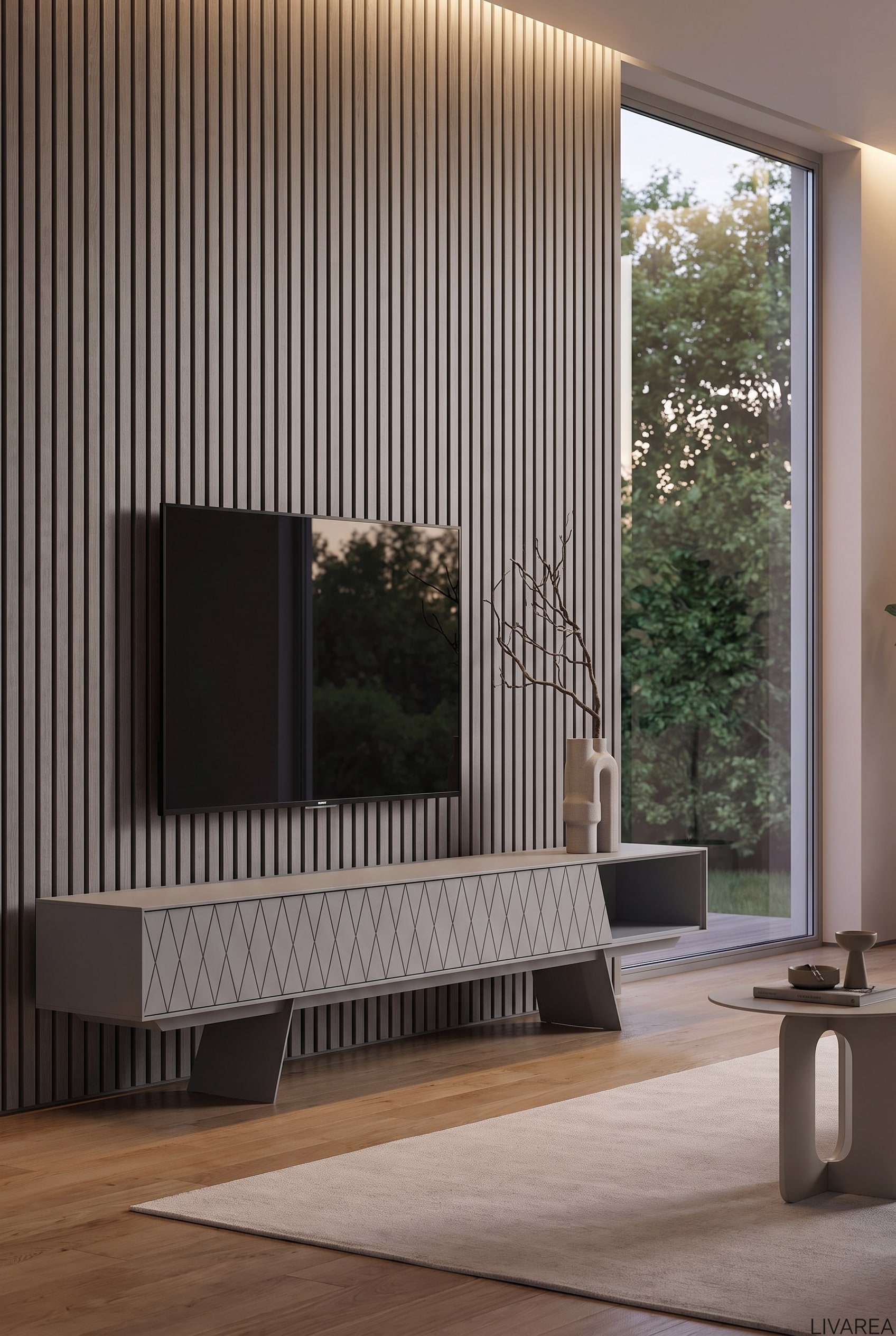 Salon moderne avec une grande baie vitrée, où un écran est placé asymétriquement sur le mur TV au-dessus du lowboard al2 e-klipse 008, flanqué d'une grande plante.