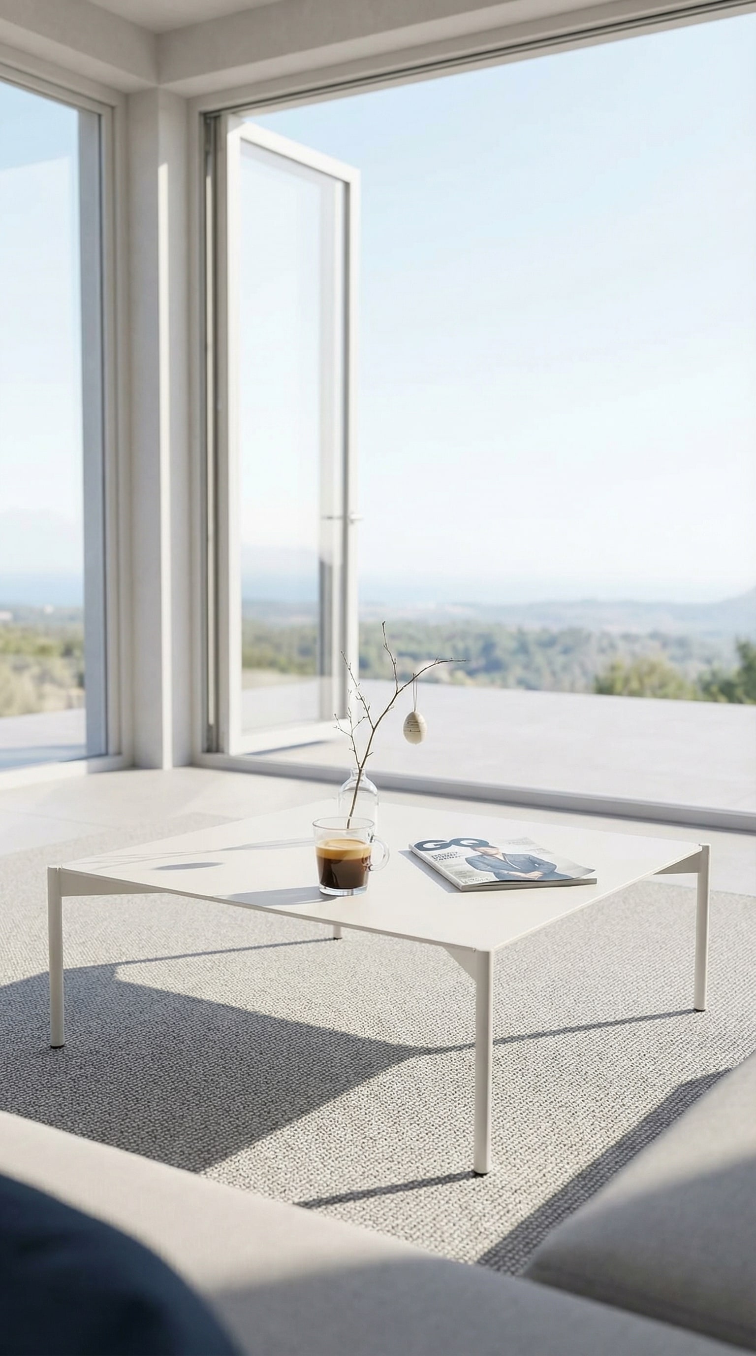 Flacher puristischer Outdoor Couchtisch auf einer hellen Sonnenterrasse Flacher puristischer Outdoor Couchtisch auf einer hellen Sonnenterrasse